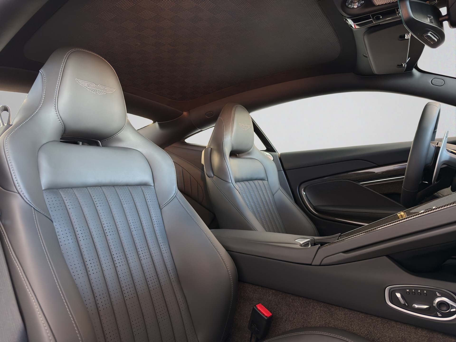 ASTON MARTIN DB12 4.0 V8 Bi-Turbo "1 of 60 Goldfinger Edition"-image-8