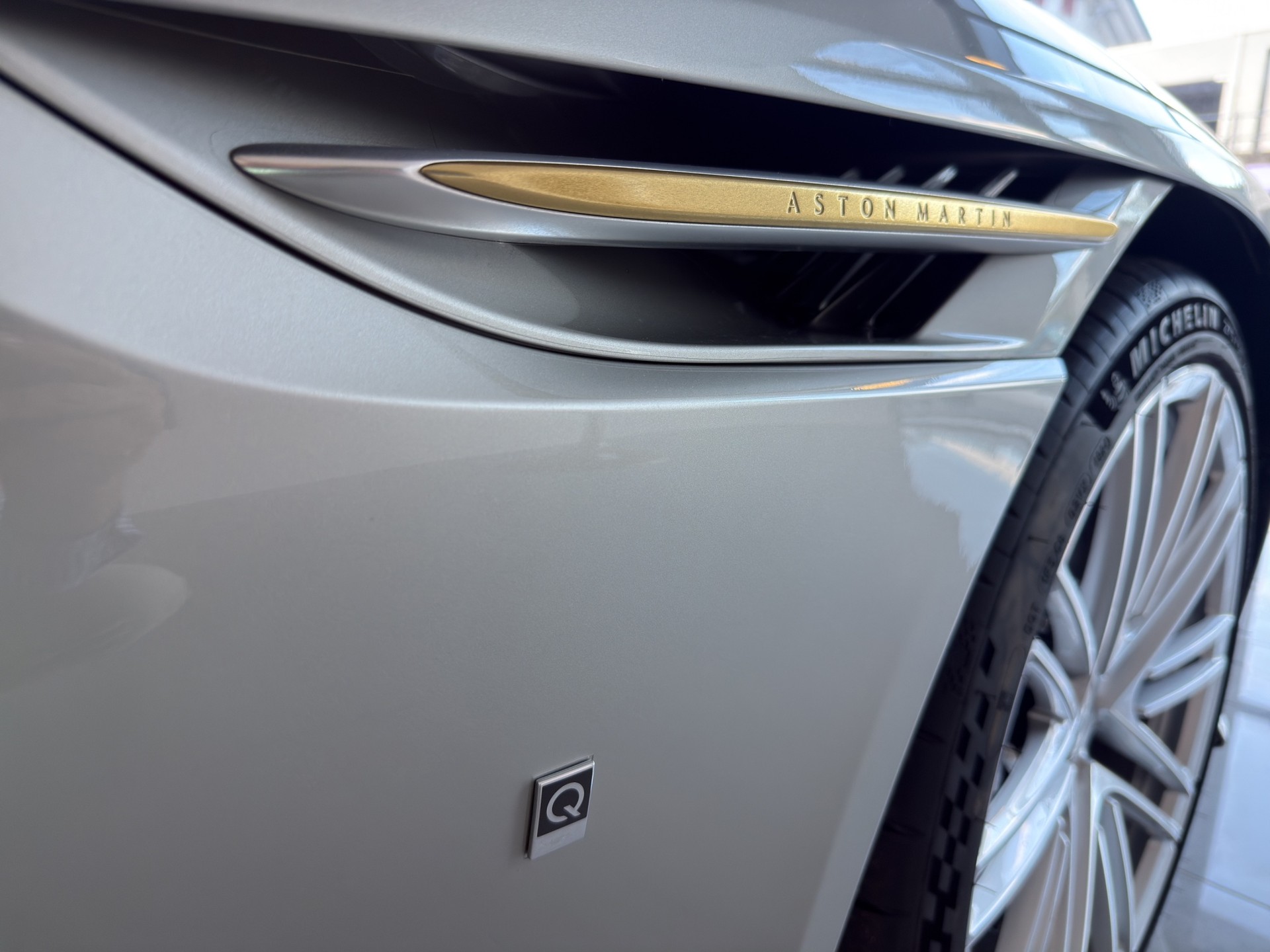 ASTON MARTIN DB12 4.0 V8 Bi-Turbo "1 of 60 Goldfinger Edition"-image-15