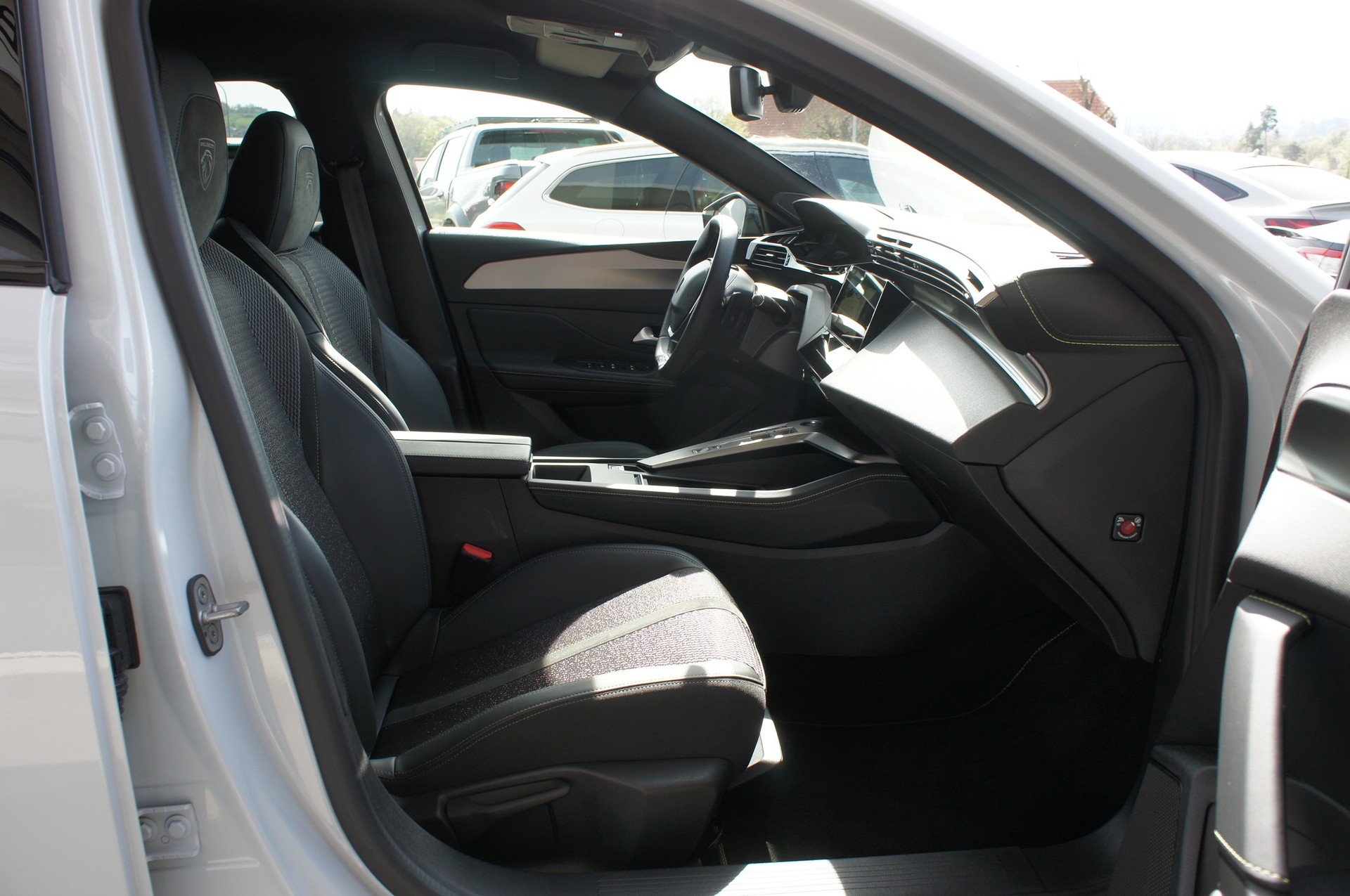 PEUGEOT 308 1.2 HEV 145 GT-image-8