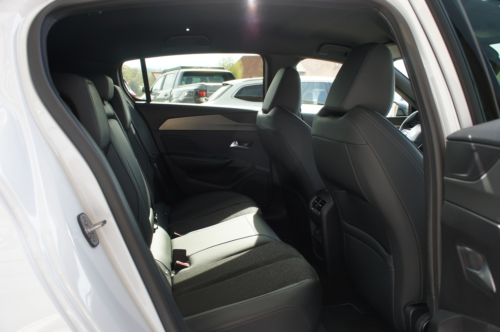 PEUGEOT 308 1.2 HEV 145 GT-image-9