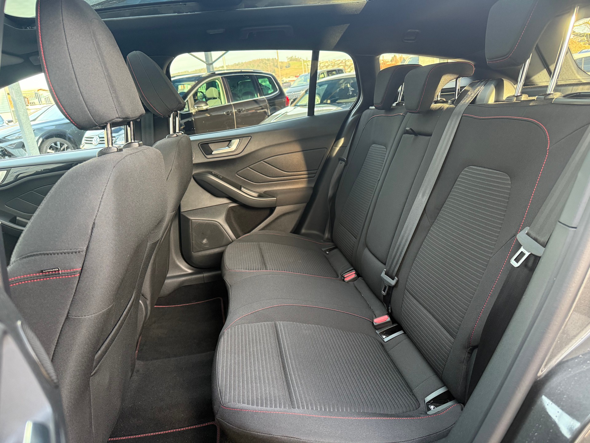 FORD Focus Station Wagon 1.0i EcoB Hybrid 155 ST-Line X-image-8