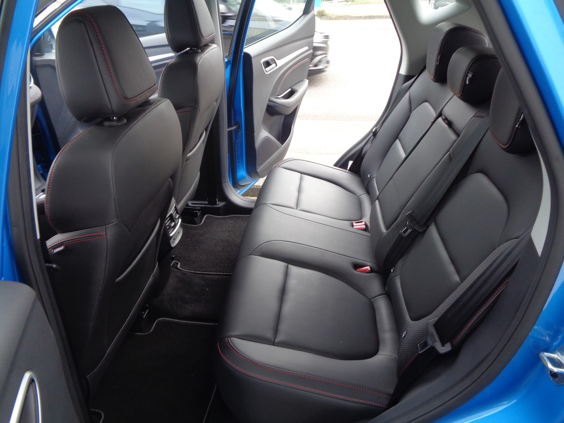 MG ZS EV 70kWh Luxury-image-12