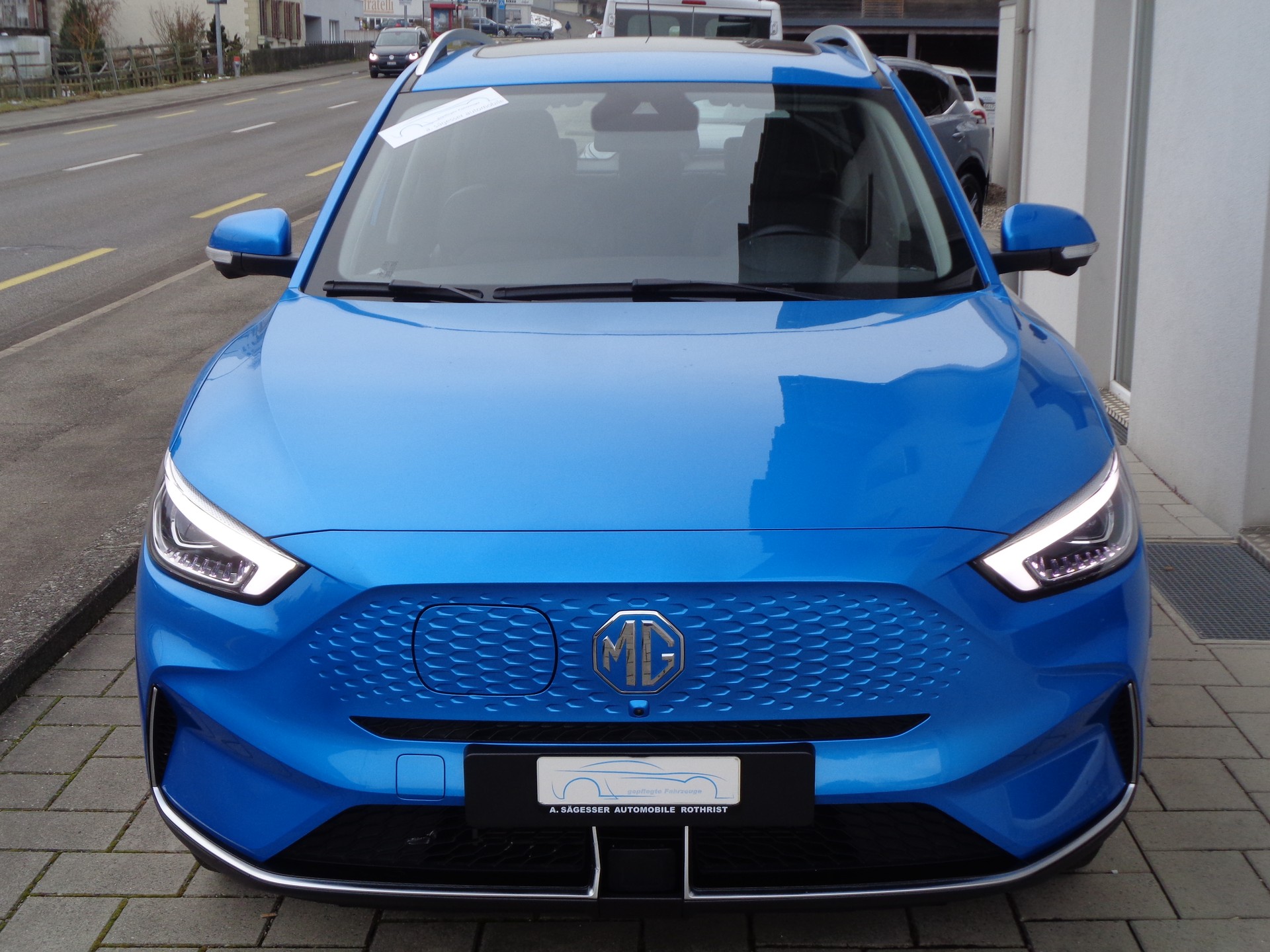 MG ZS EV 70kWh Luxury-showroom-element-2