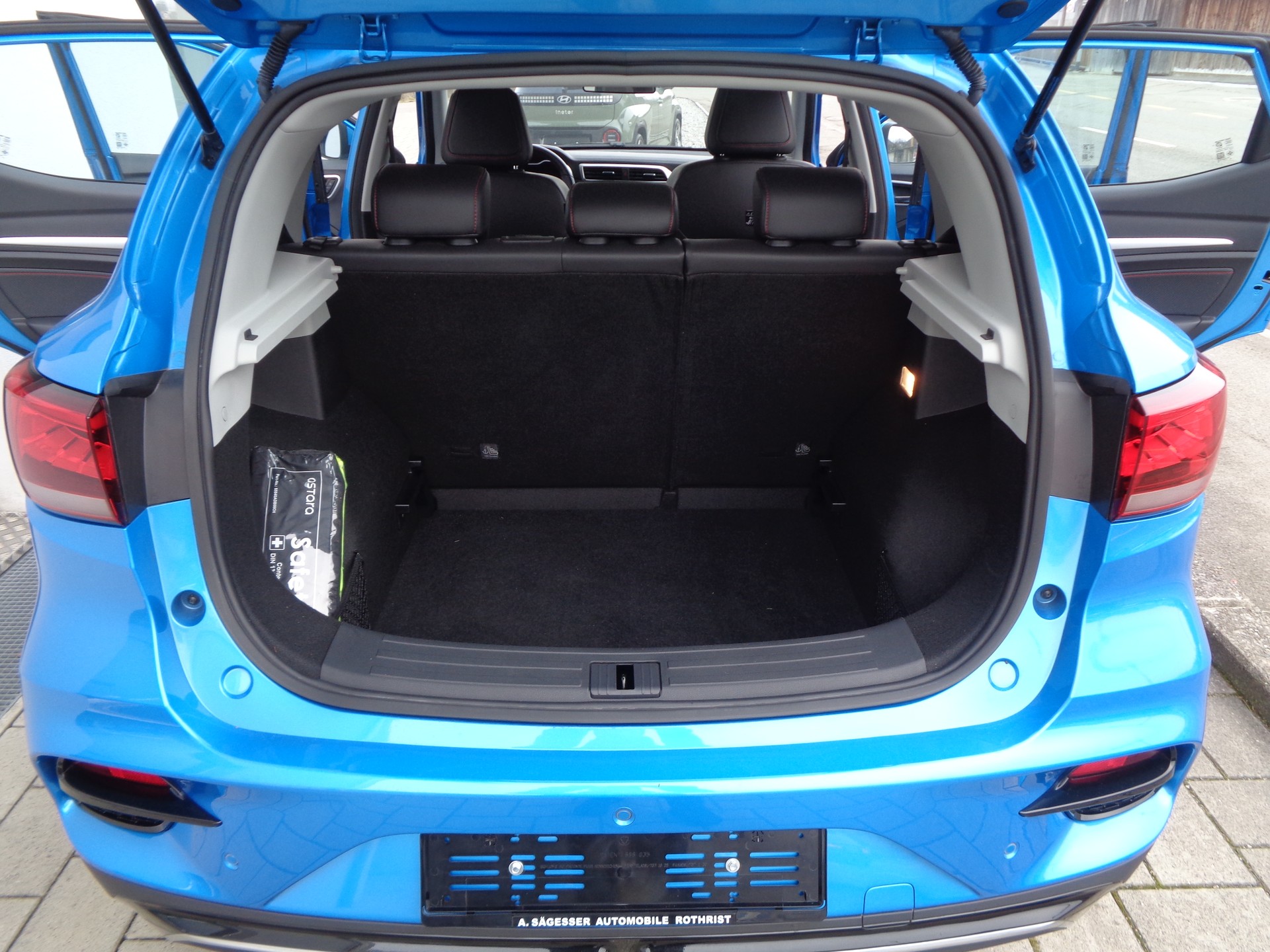 MG ZS EV 70kWh Luxury-image-13