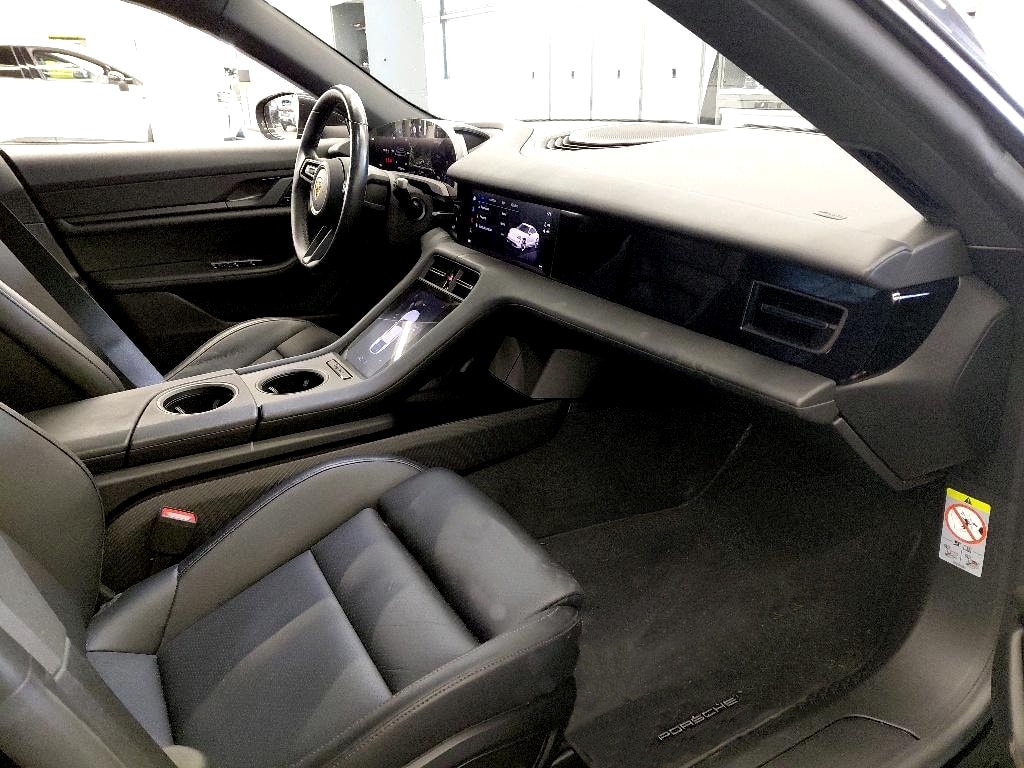 PORSCHE Taycan Performancebatterie Plus-showroom-element-3
