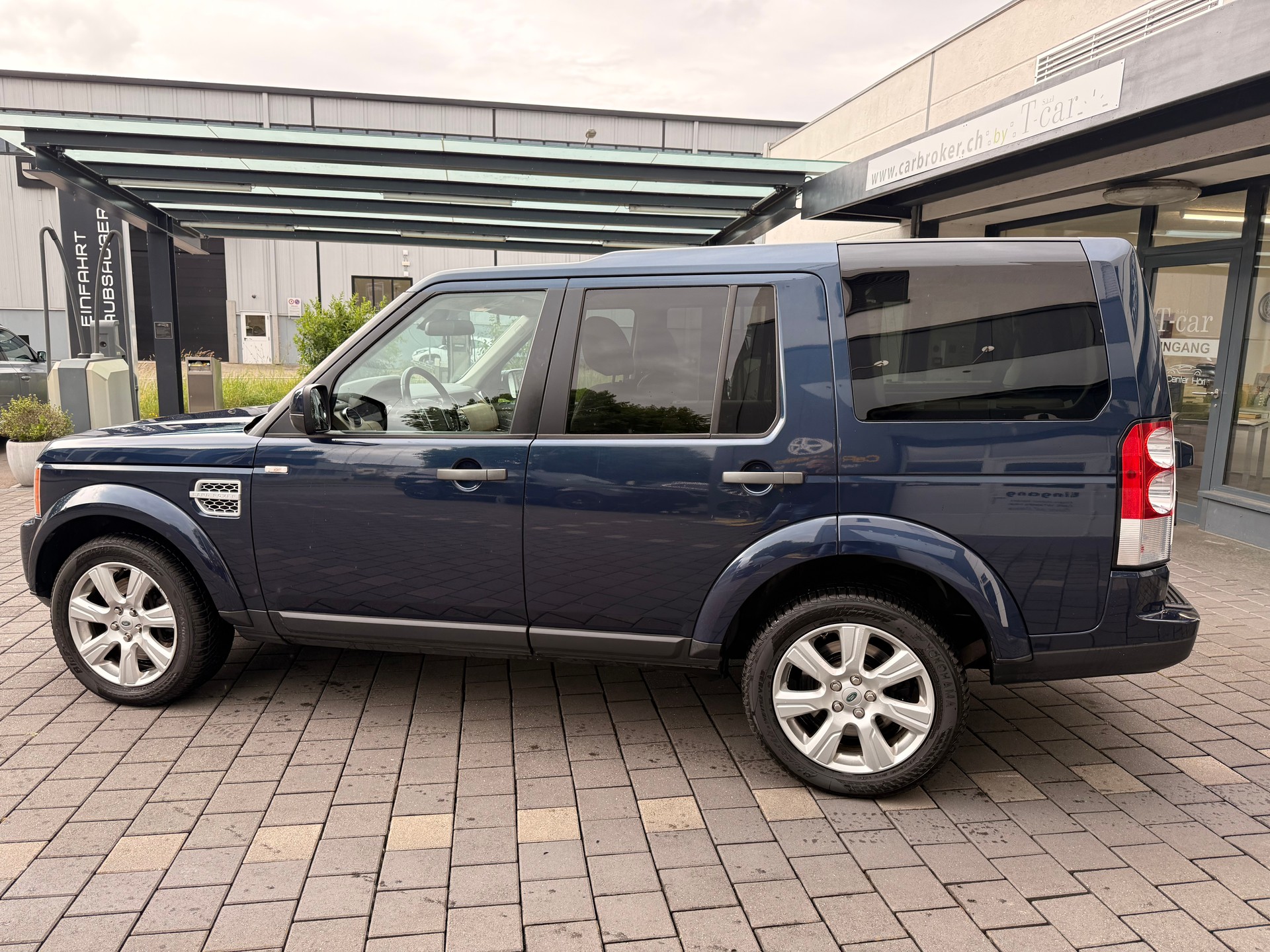 LAND ROVER Discovery 3.0 SDV6 HSE Automatic-image-2