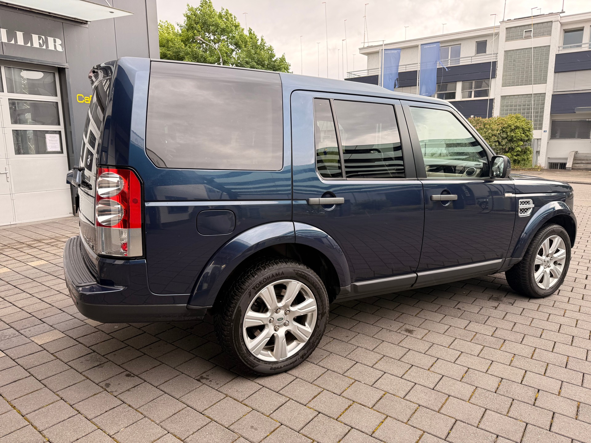 LAND ROVER Discovery 3.0 SDV6 HSE Automatic-image-7