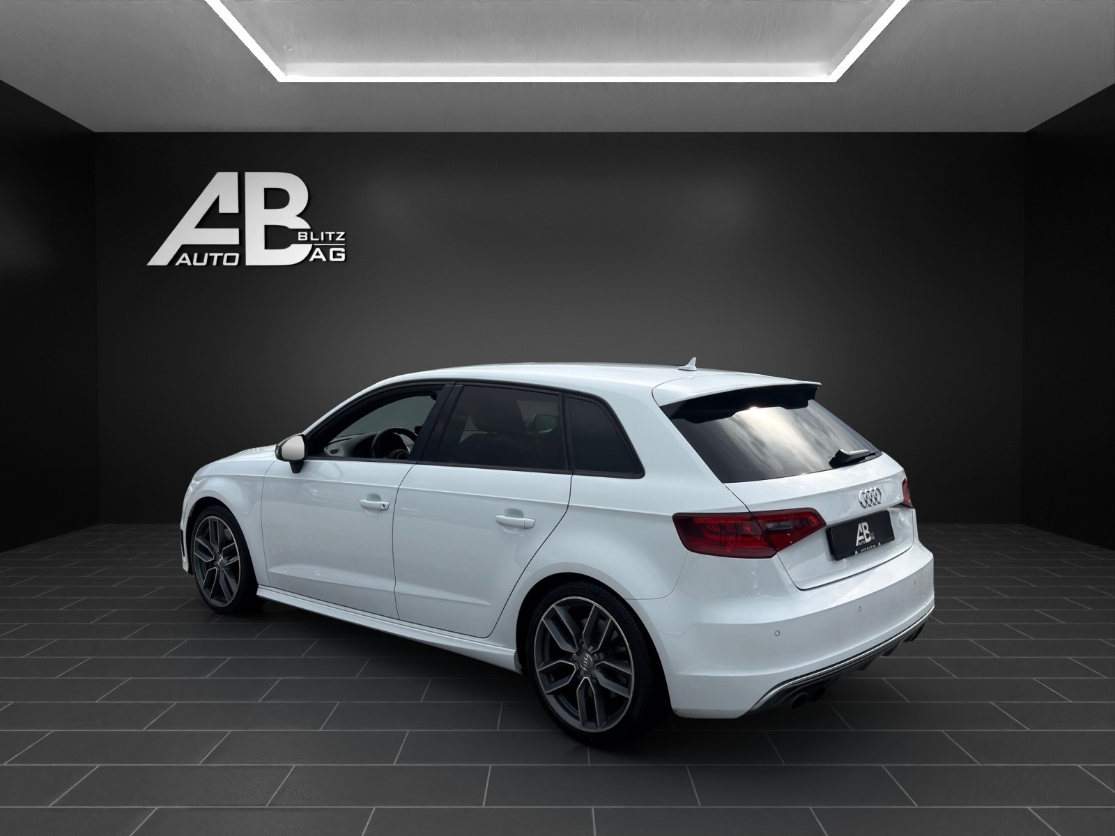 AUDI S3 Sportback 2.0 TFSI quattro S-tronic mit 301 PS-showroom-element-2