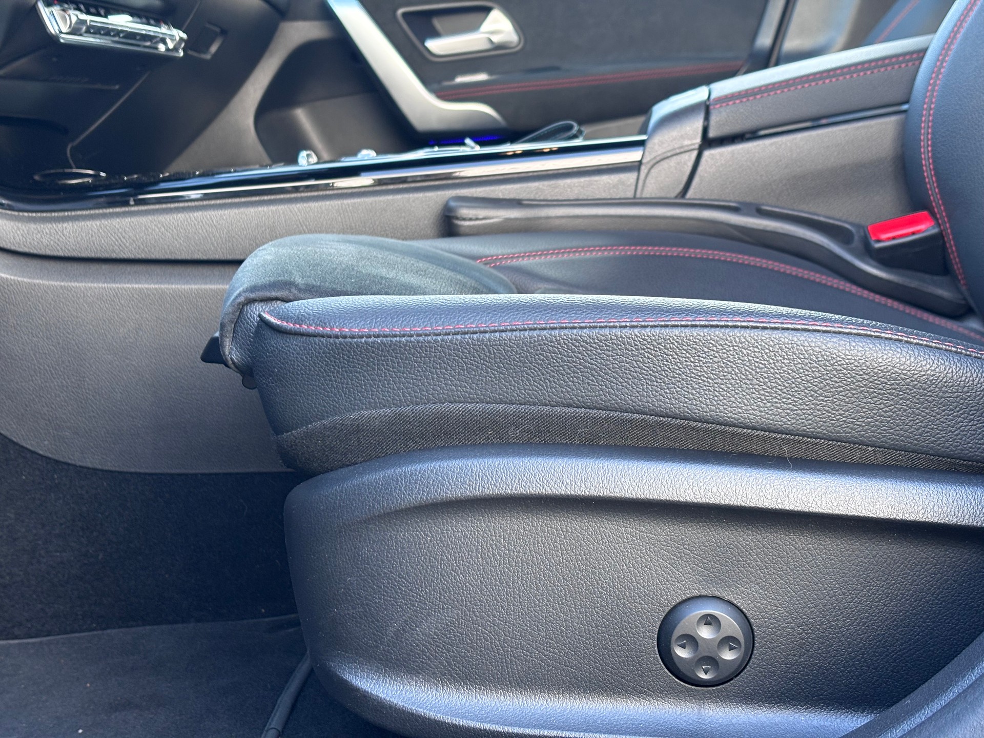 MERCEDES-BENZ A 220 4Matic 8G-DCT-image-14