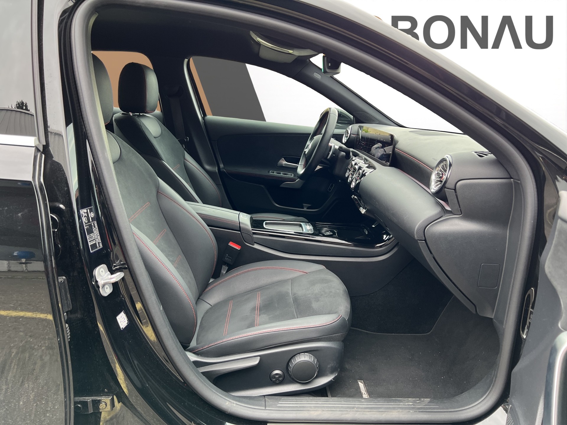 MERCEDES-BENZ A 250 AMG Line 4 Matic Limousine-image-12