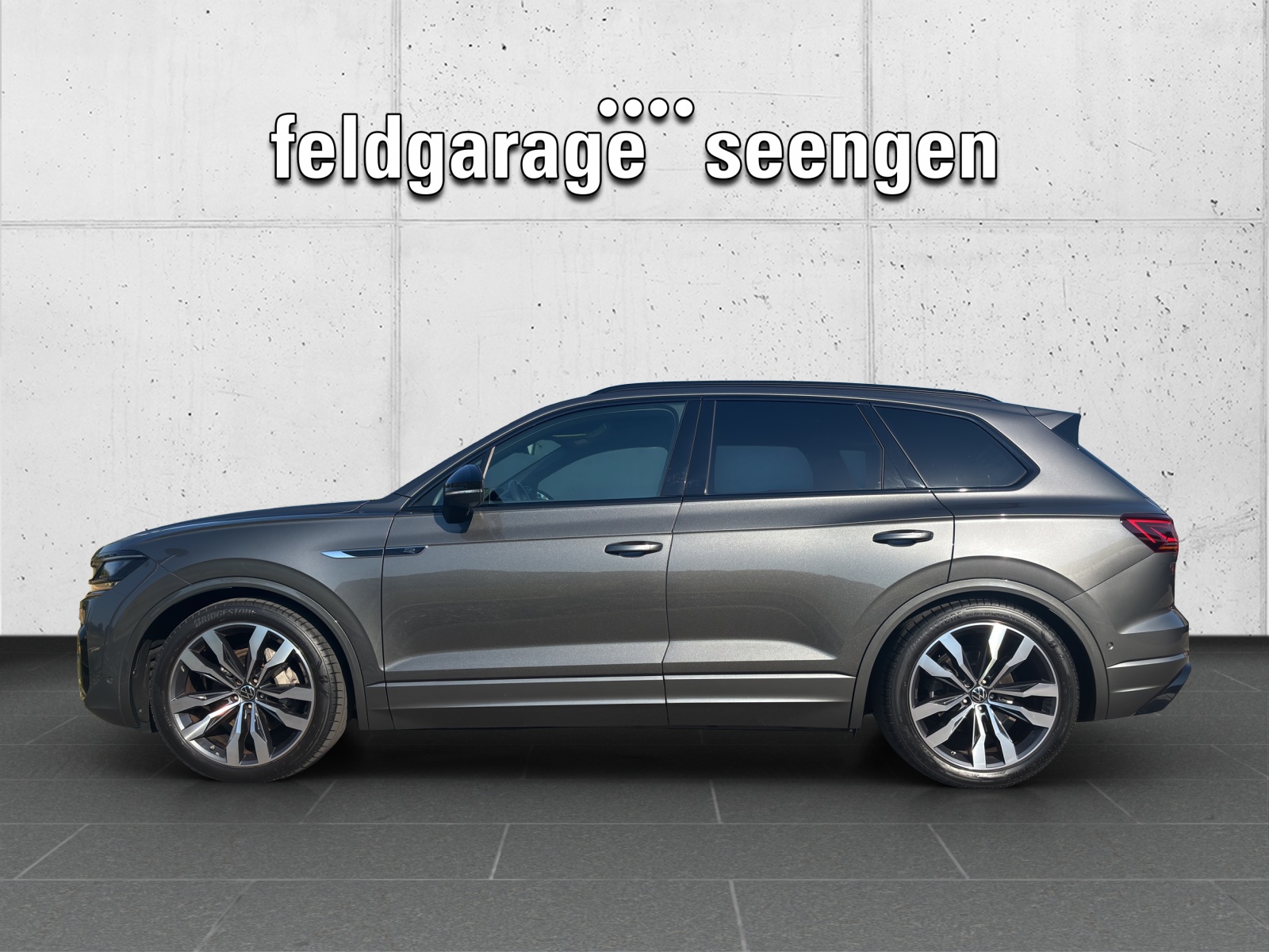 VW Touareg 3.0 TDI R Line Tiptronic mit AHK & Panorama-Ausstell-/Schiebedach-showroom-element-1