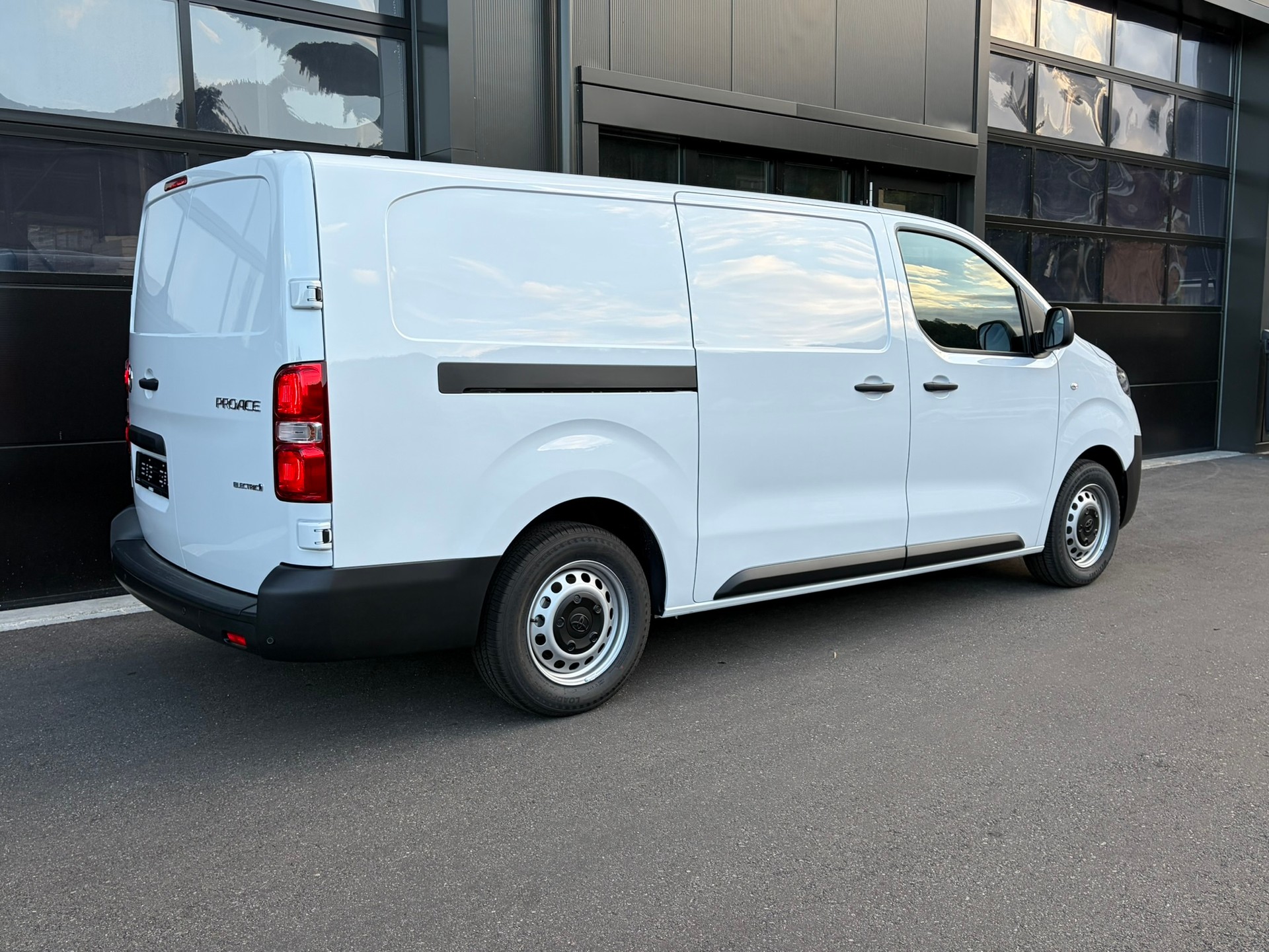 TOYOTA Proace EV 75kWh Medium Active-image-2