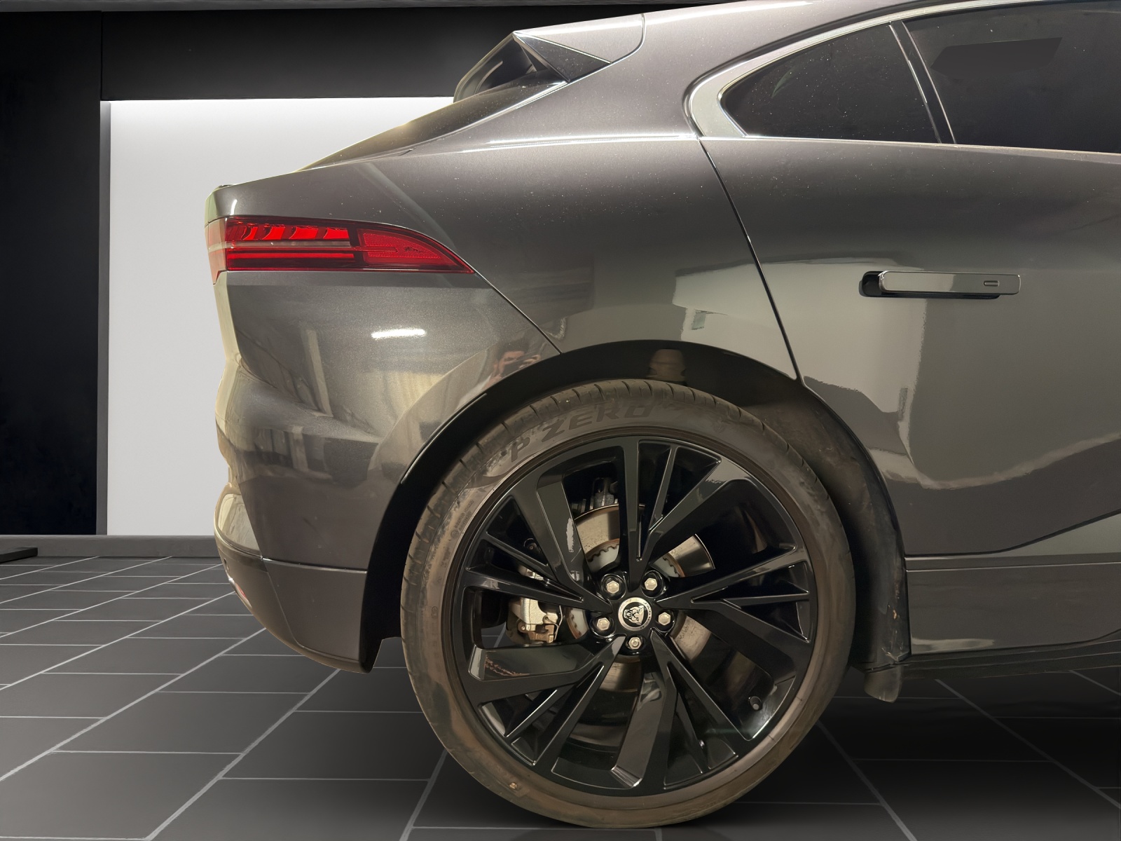 JAGUAR I-Pace EV400 R-Dyn. SE-image-9