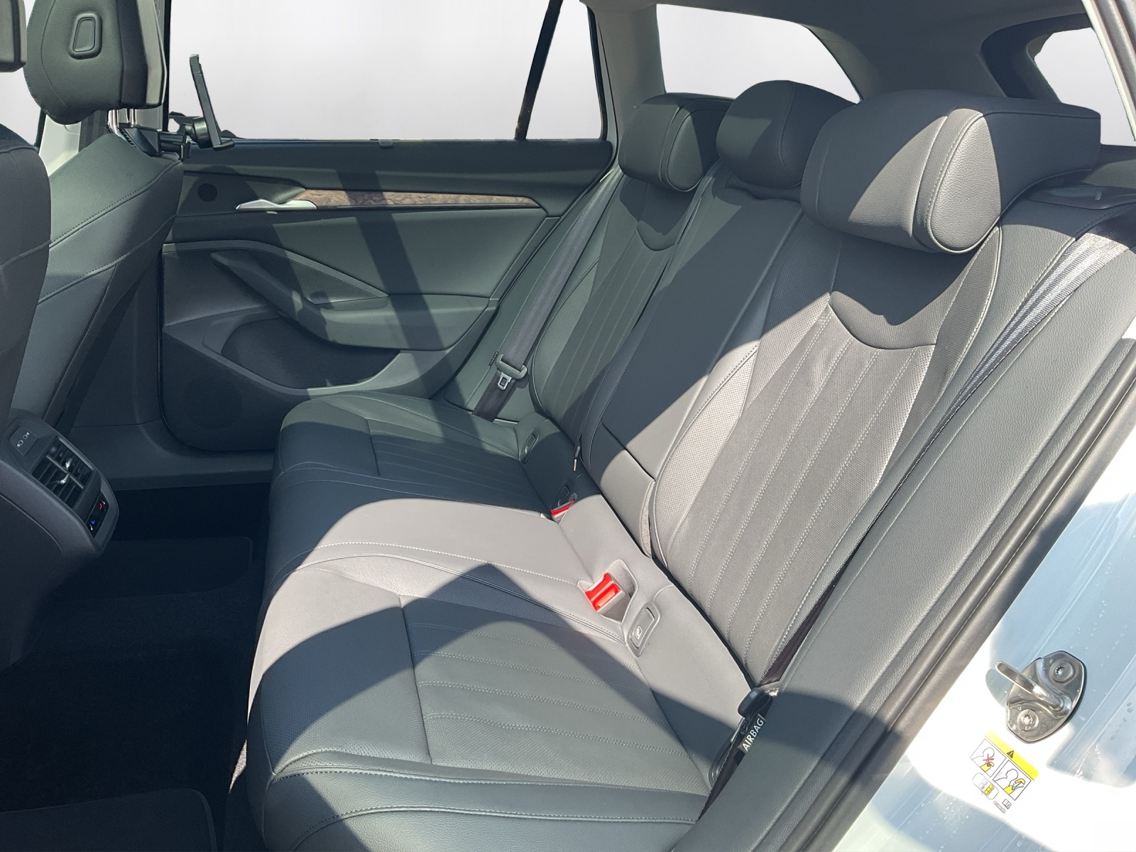 SKODA Superb Combi 2.0 TSI L&K 4x4 DSG-image-10