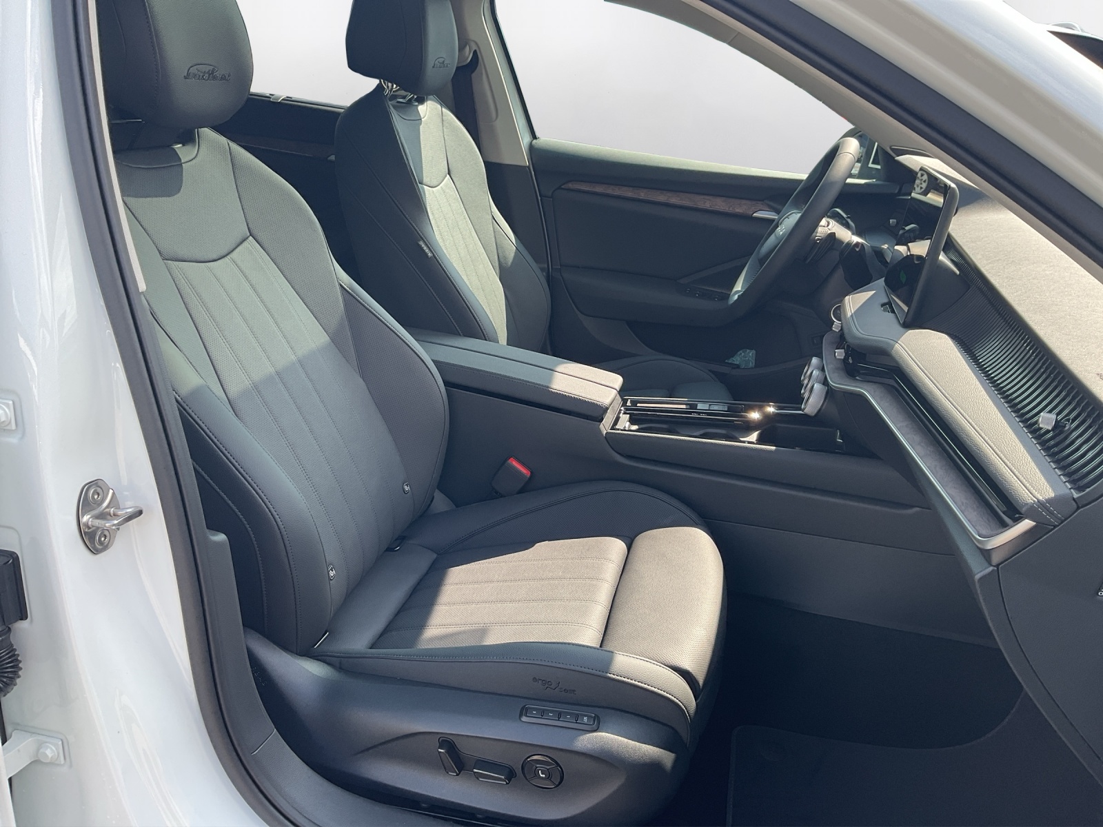 SKODA Superb Combi 2.0 TSI L&K 4x4 DSG-image-13