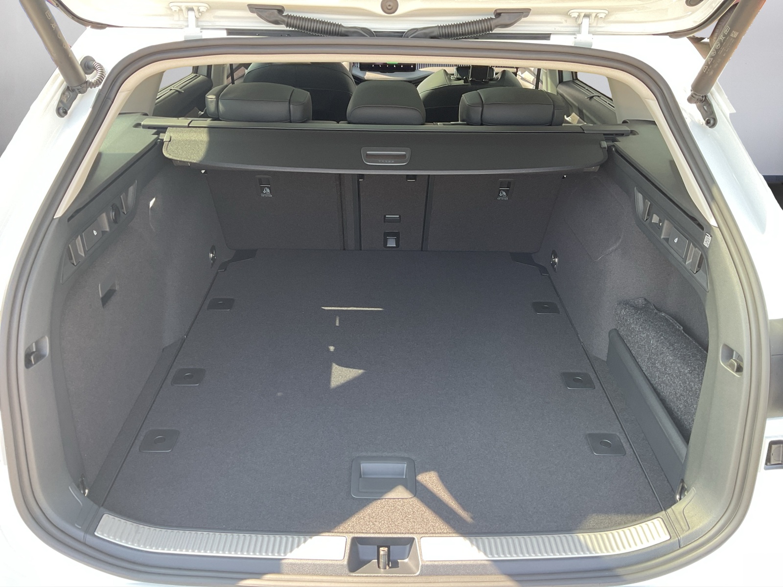 SKODA Superb Combi 2.0 TSI L&K 4x4 DSG-image-11