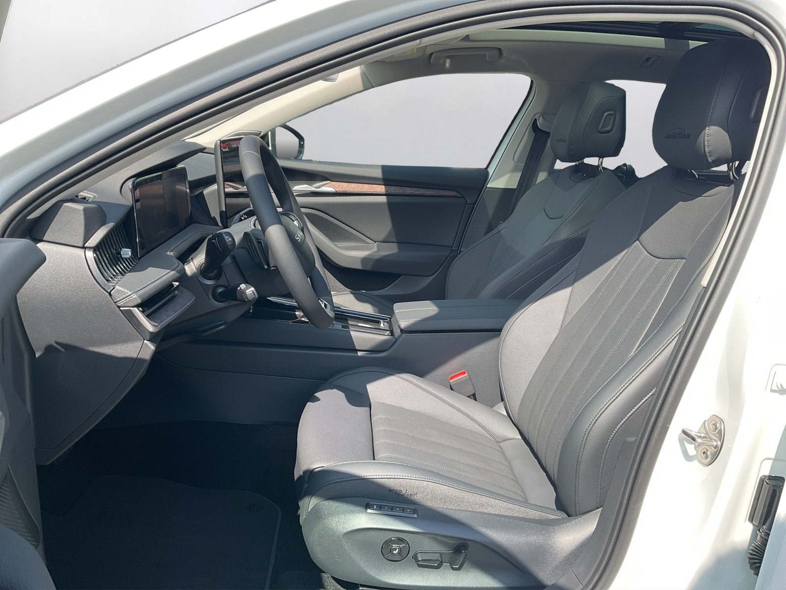 SKODA Superb Combi 2.0 TSI L&K 4x4 DSG-image-9