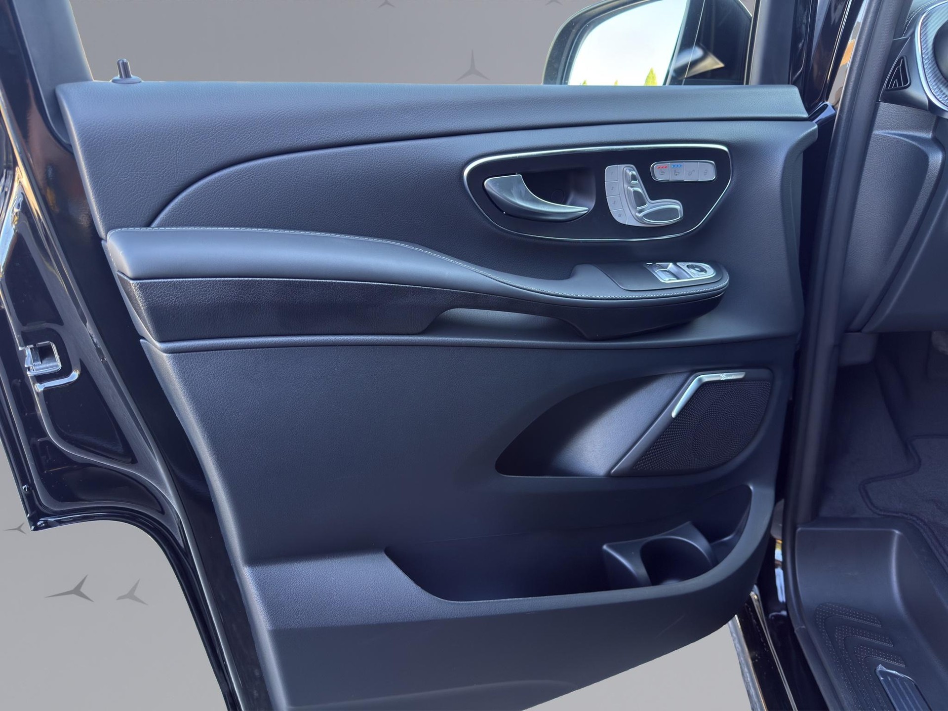 MERCEDES-BENZ V 300 d Exclusive lang Van-image-20