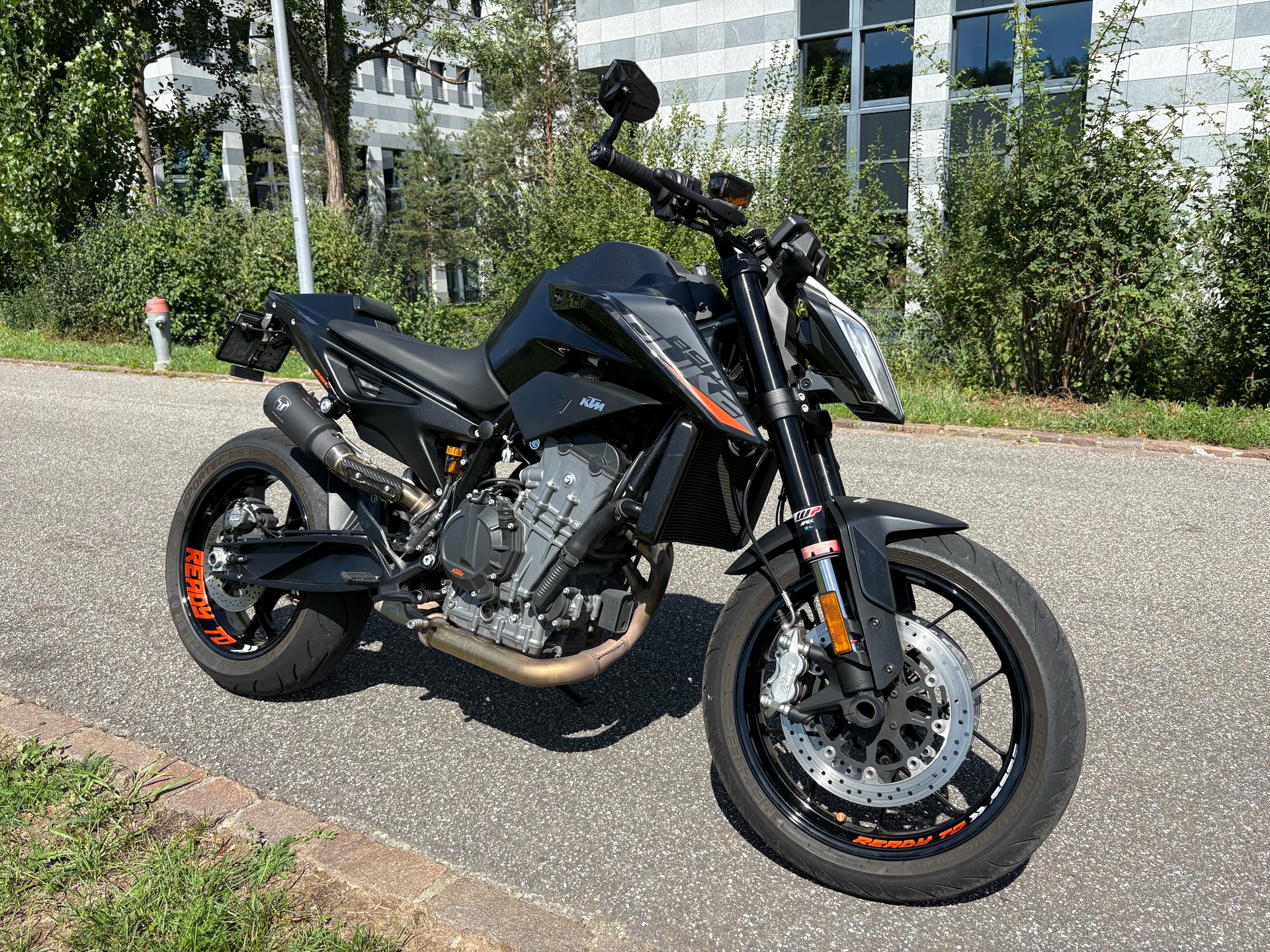 KTM 890 Duke-image-1