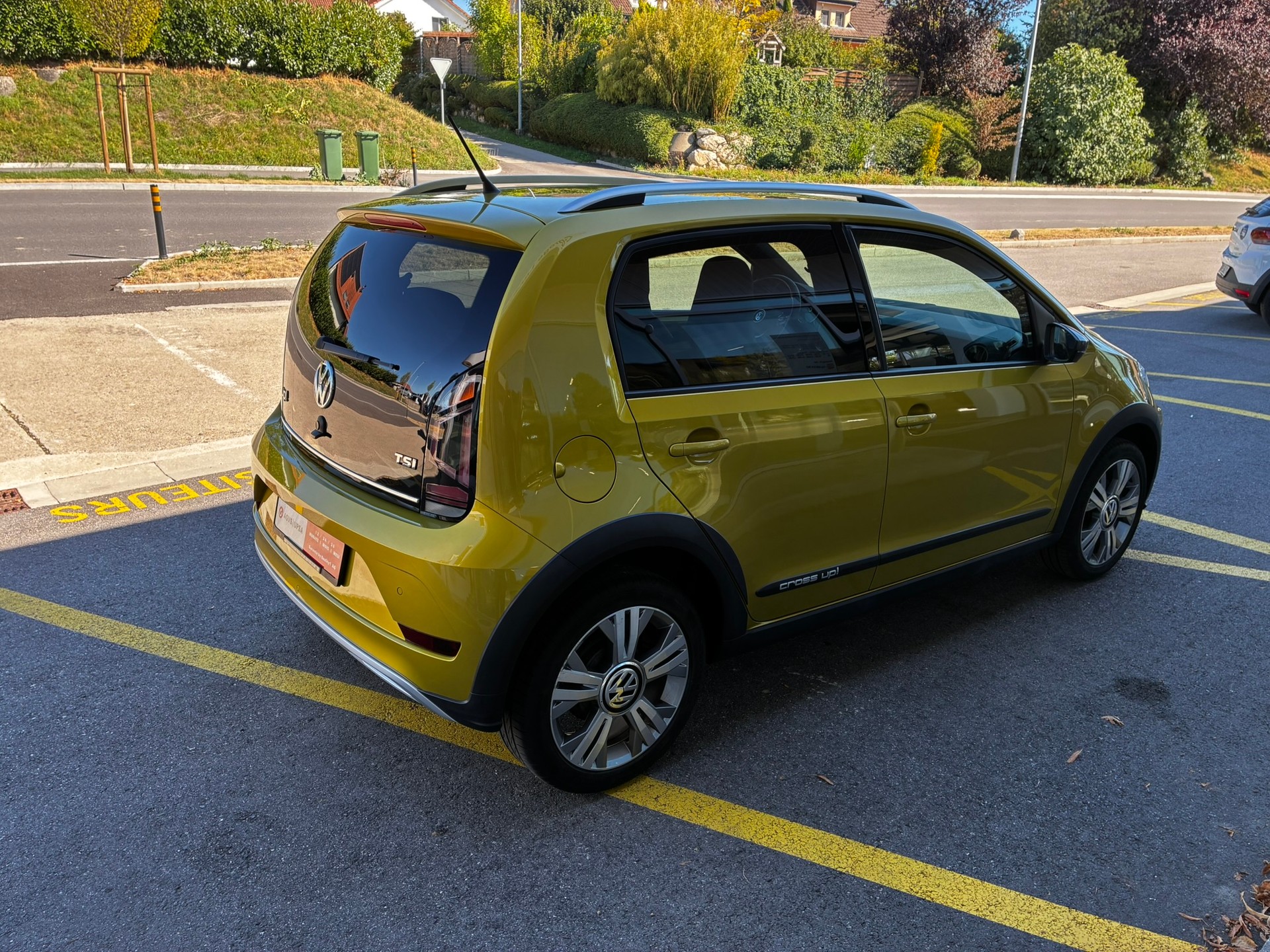 VW CrossUp 1.0 TSI-showroom-element-1