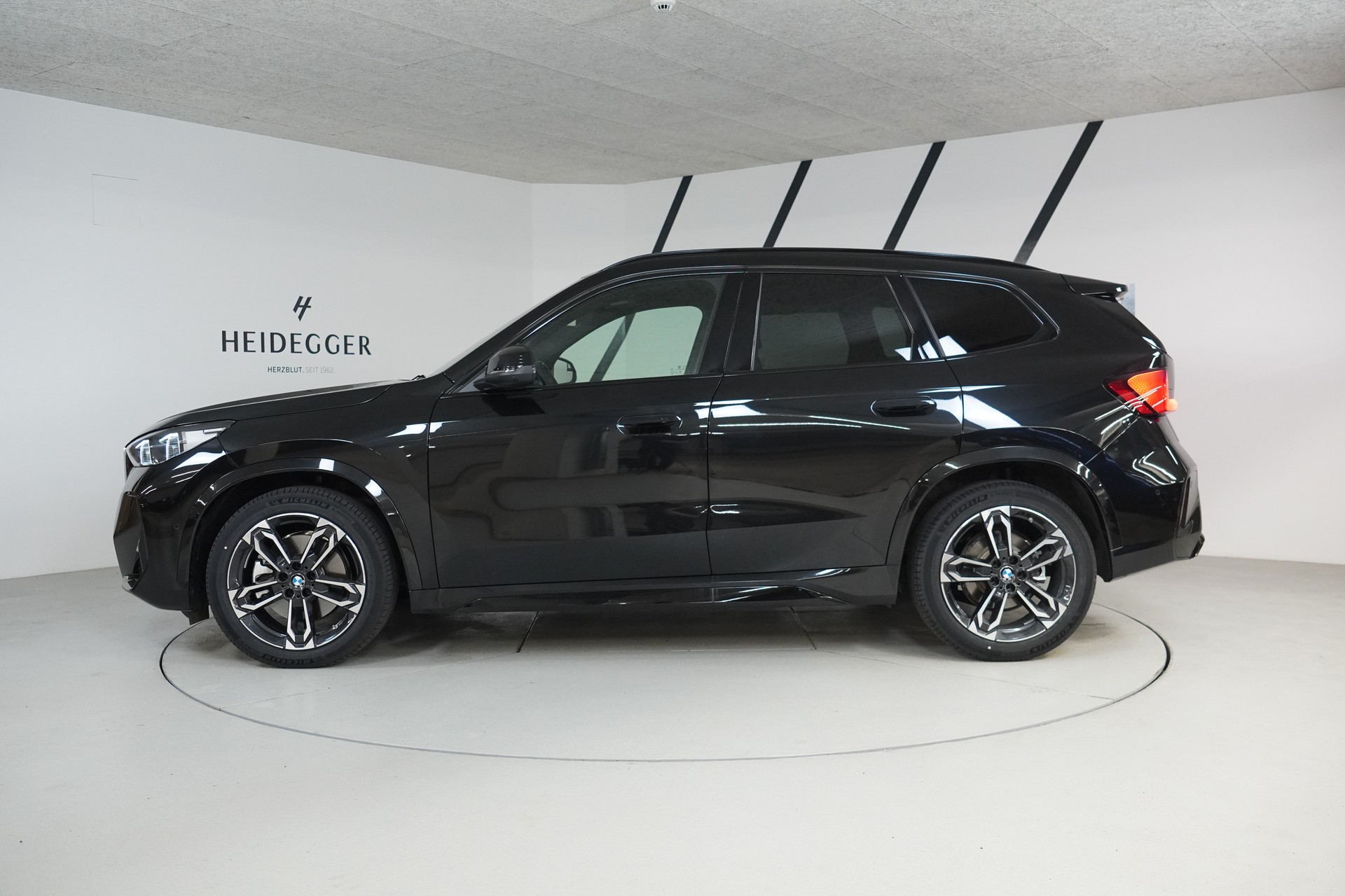 BMW X1 xDrive 23d 48V M Sport-showroom-element-3