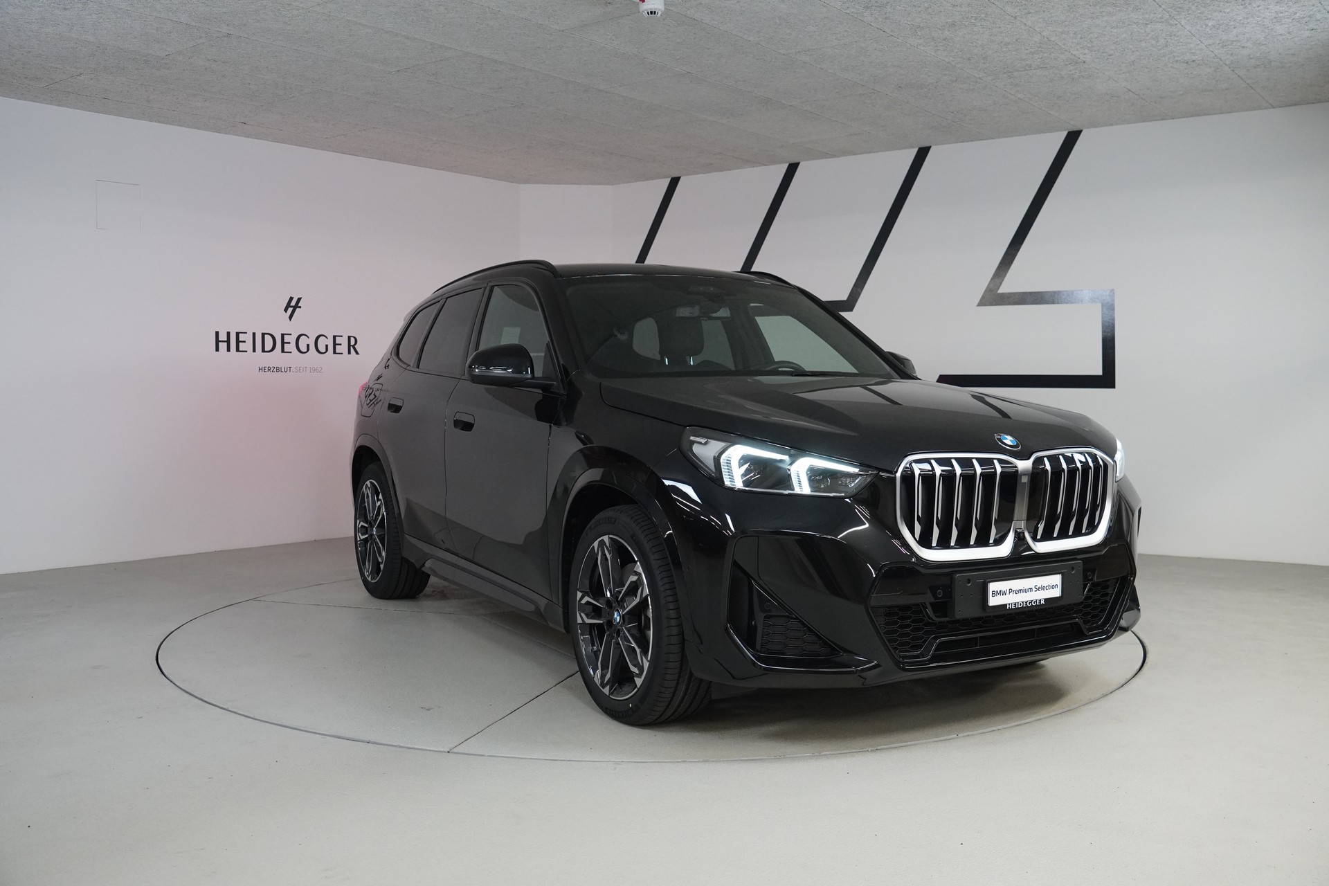 BMW X1 xDrive 23d 48V M Sport-showroom-element-2