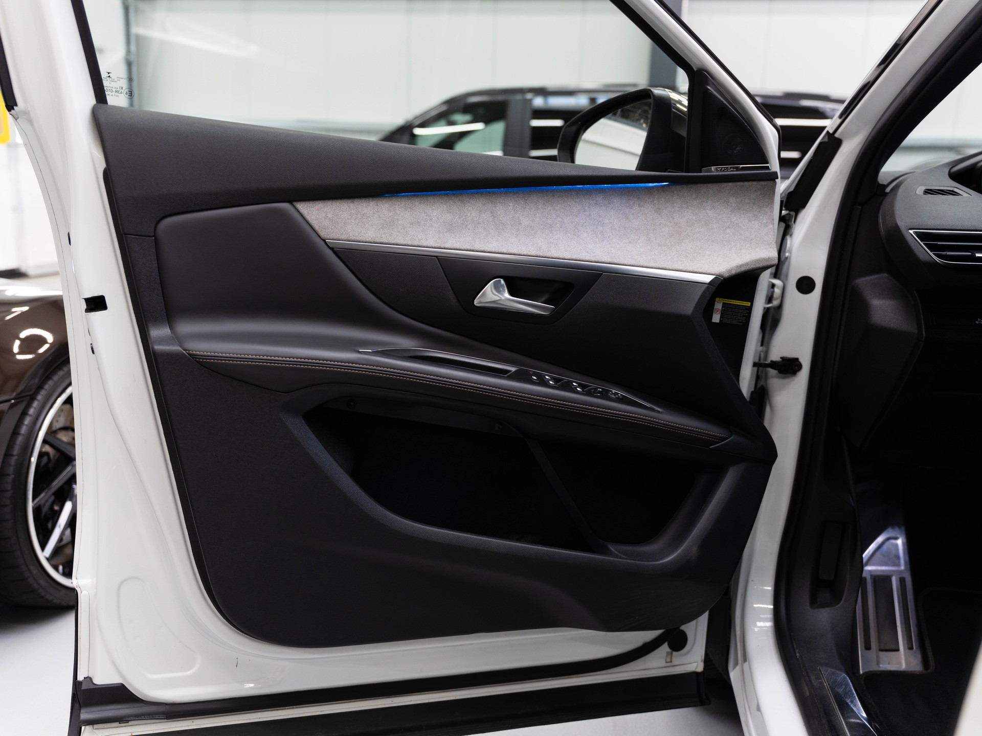 PEUGEOT 3008 2.0 BlueHDi GT EAT-image-17