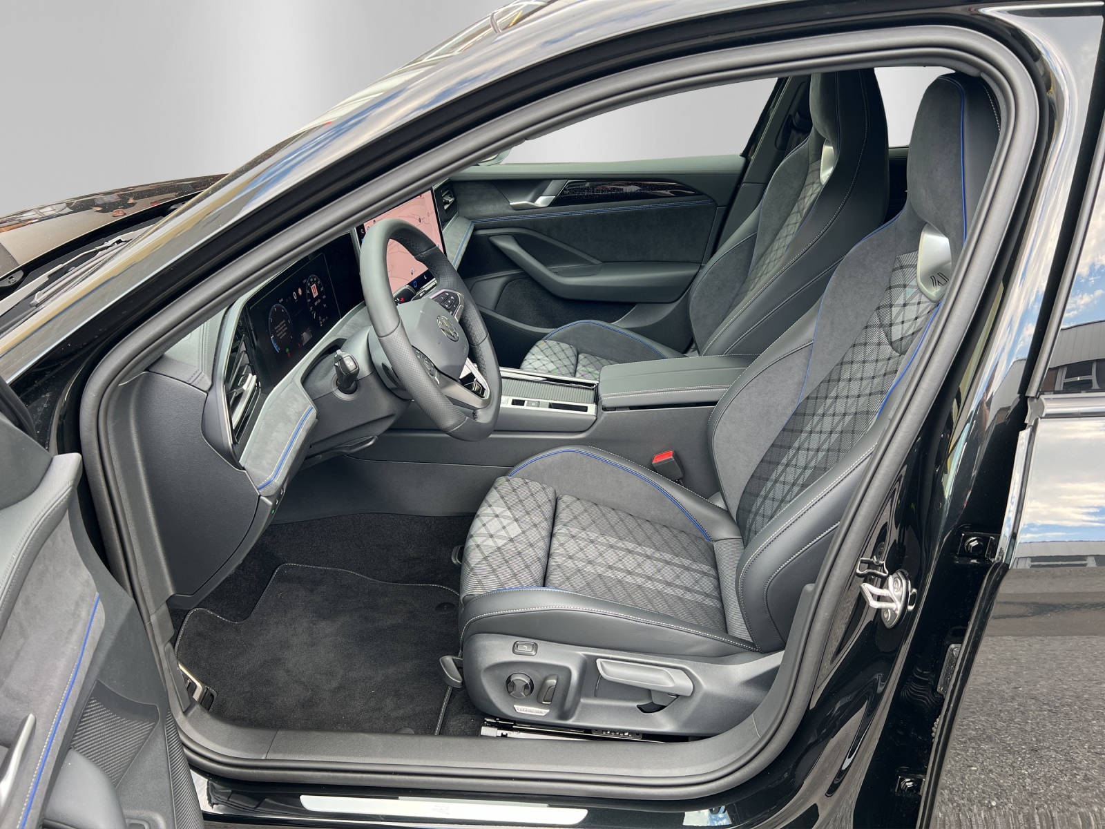 VW Passat Variant 2.0 TDI R-Line DSG-image-8