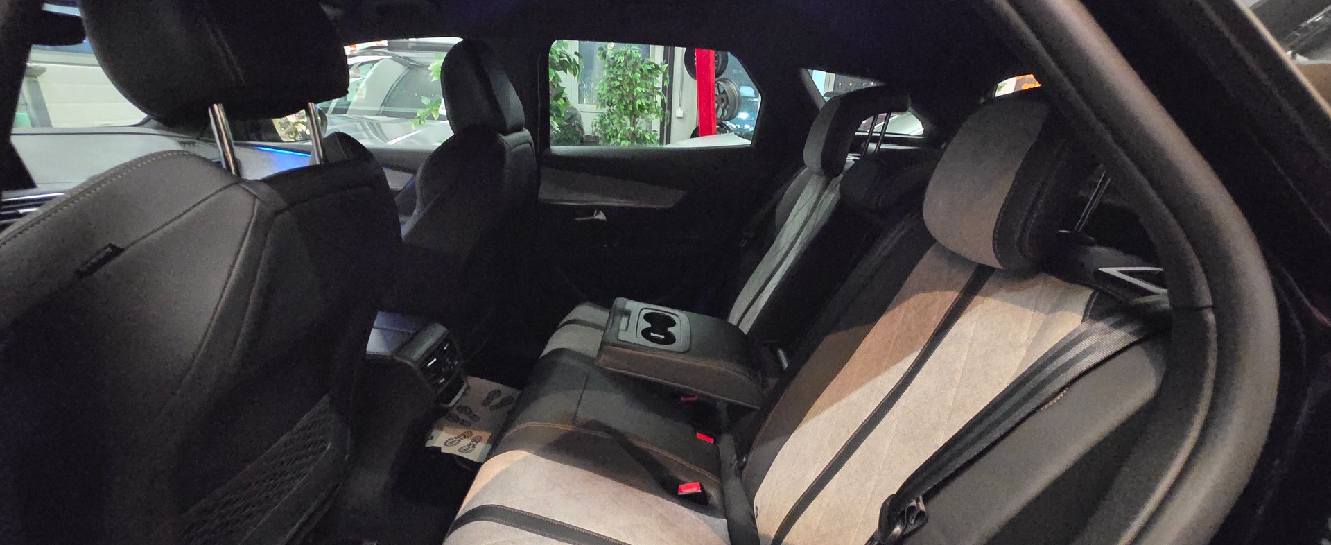 PEUGEOT 3008 300e Hybrid4 GT EAT8-image-9