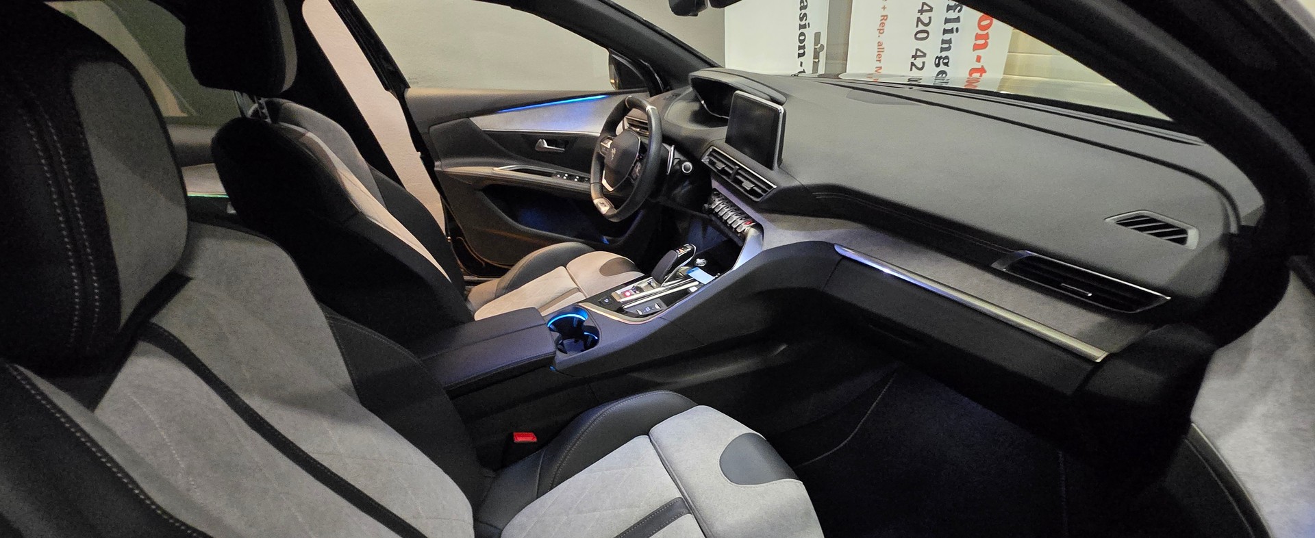 PEUGEOT 3008 300e Hybrid4 GT EAT8-image-11