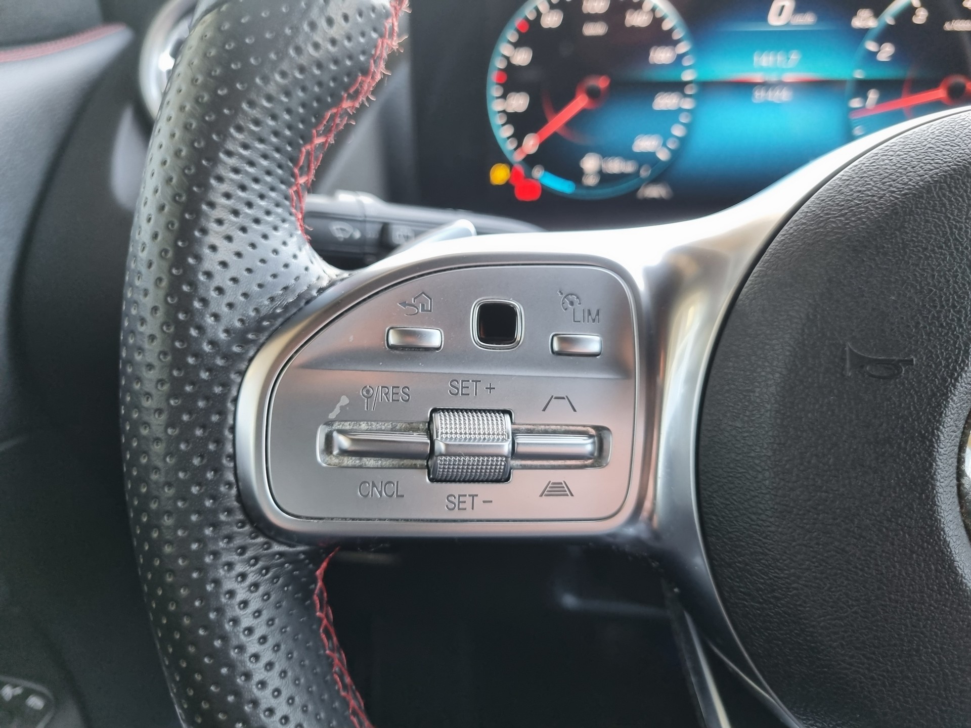MERCEDES-BENZ GLA 180 AMG Line 7G-DCT-image-12