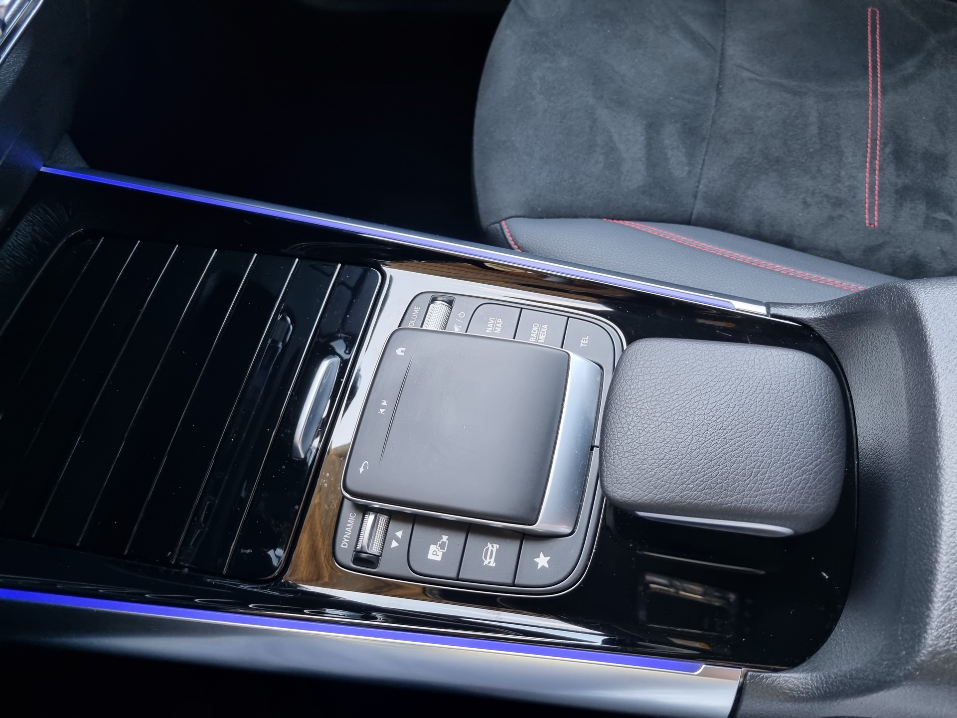 MERCEDES-BENZ GLA 180 AMG Line 7G-DCT-image-15