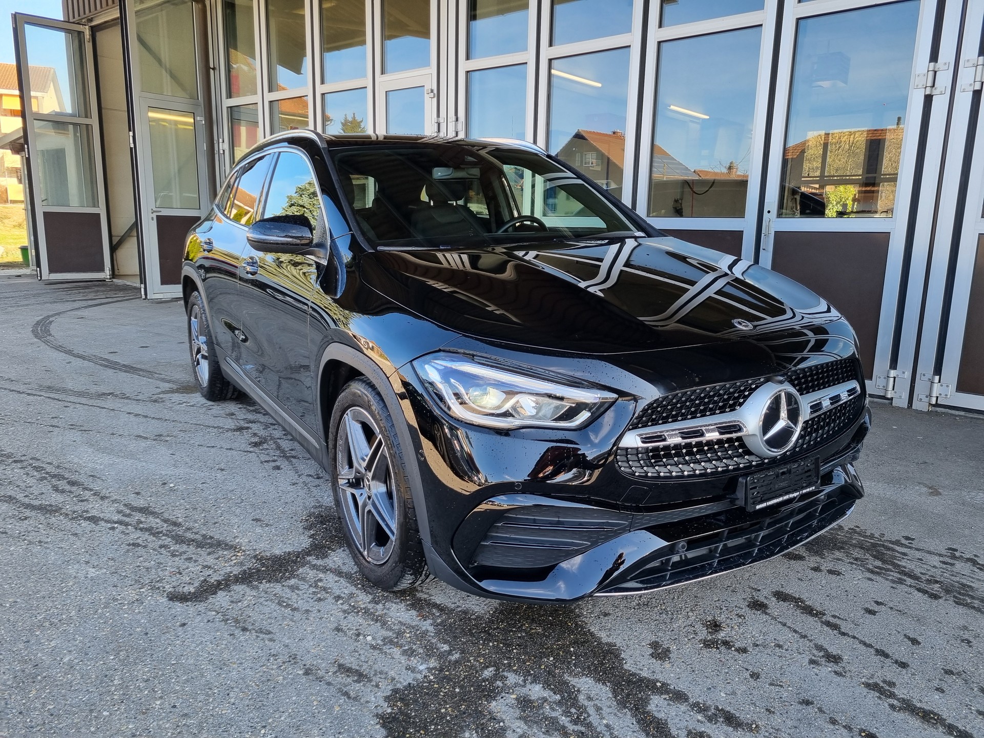 MERCEDES-BENZ GLA 180 AMG Line 7G-DCT-showroom-element-1
