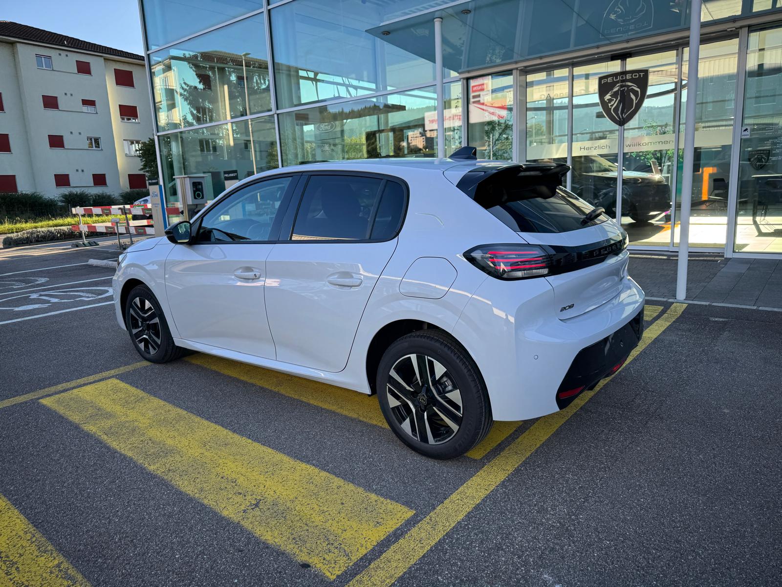 PEUGEOT 208 1.2 MHEV 110 Allure Premium-image-1