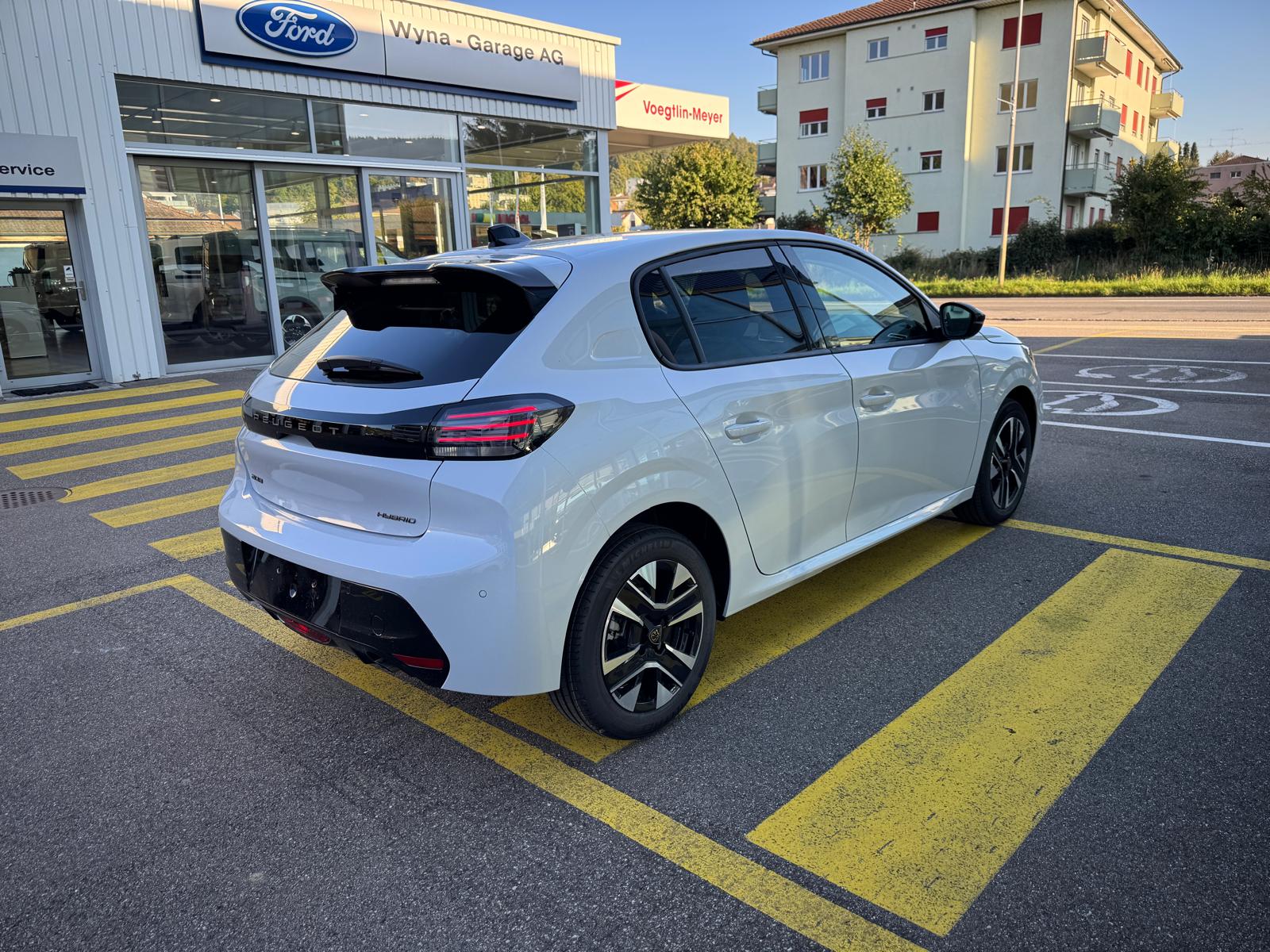 PEUGEOT 208 1.2 MHEV 110 Allure Premium-image-3