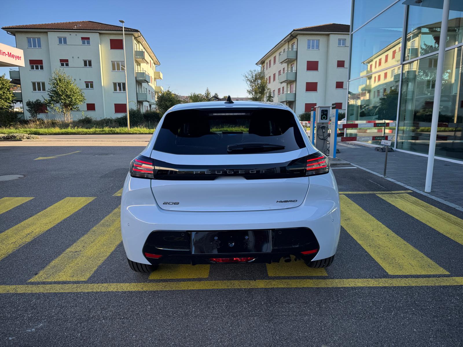 PEUGEOT 208 1.2 MHEV 110 Allure Premium-image-2