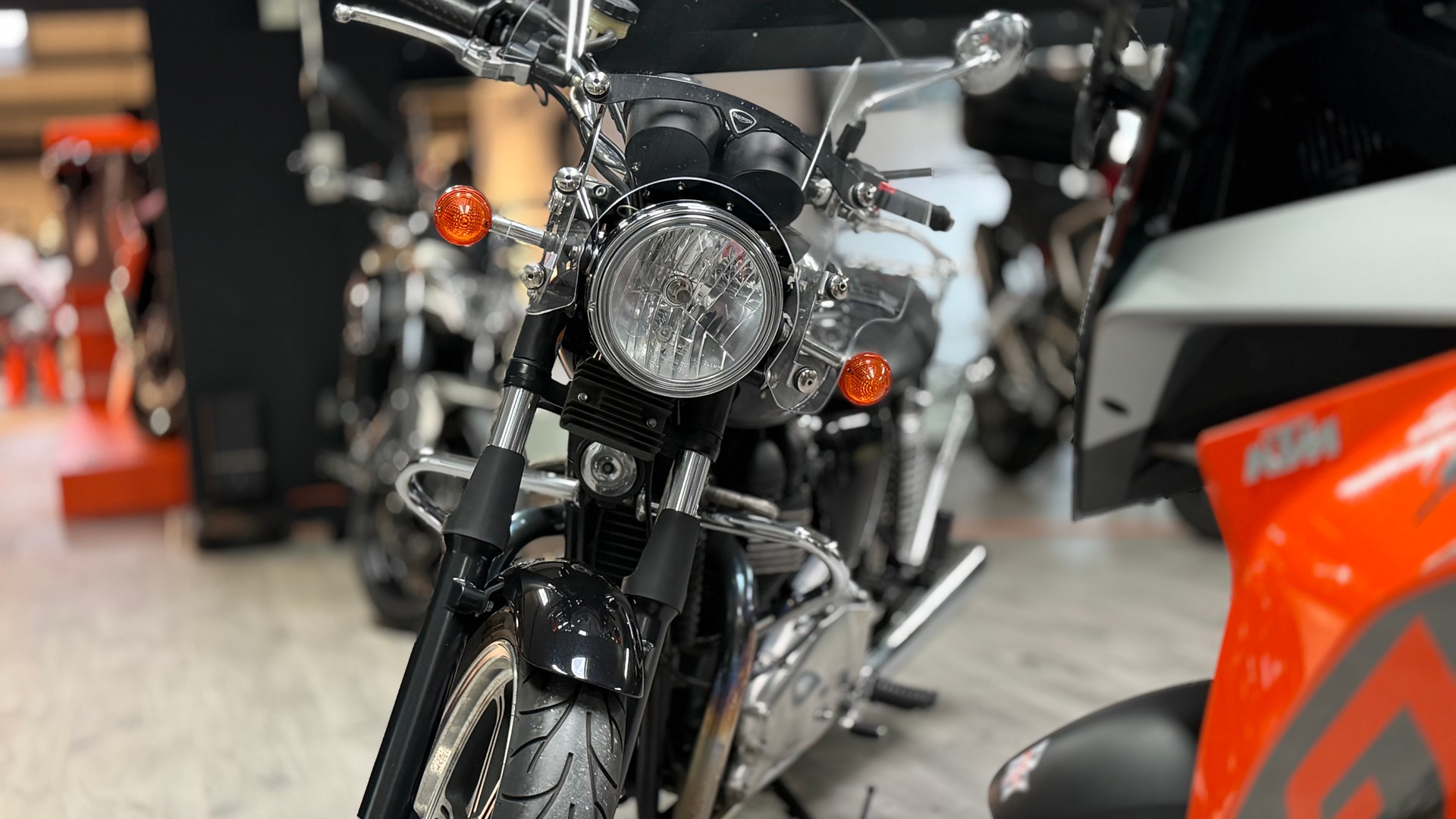 TRIUMPH Bonneville 900 i T 100-image-1