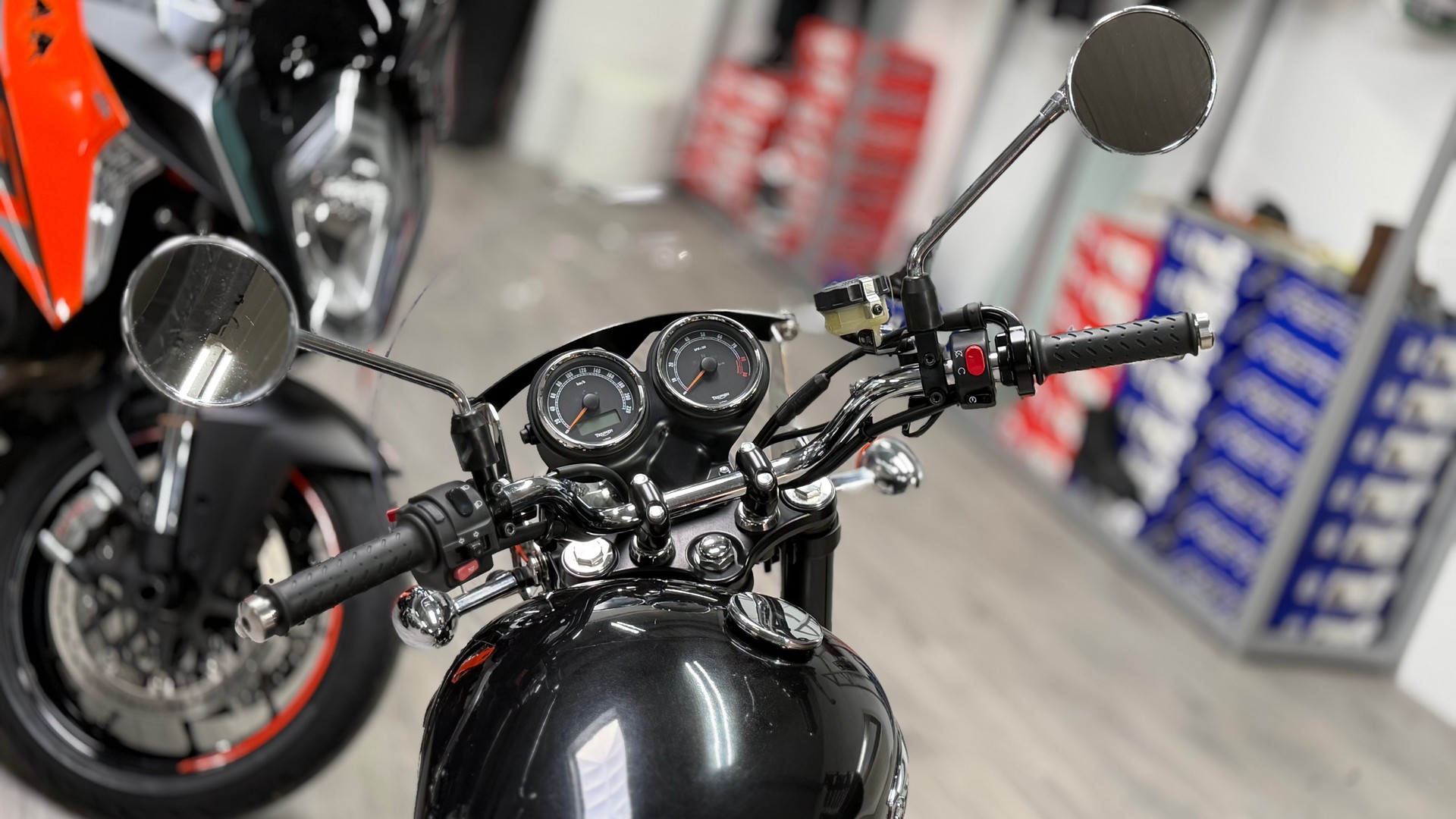 TRIUMPH Bonneville 900 i T 100-image-4