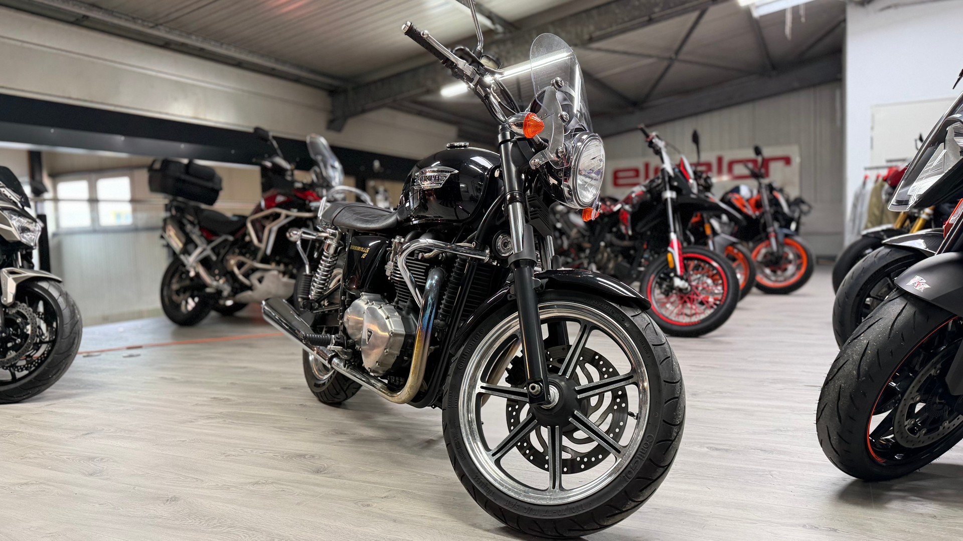 TRIUMPH Bonneville 900 i T 100-image-0