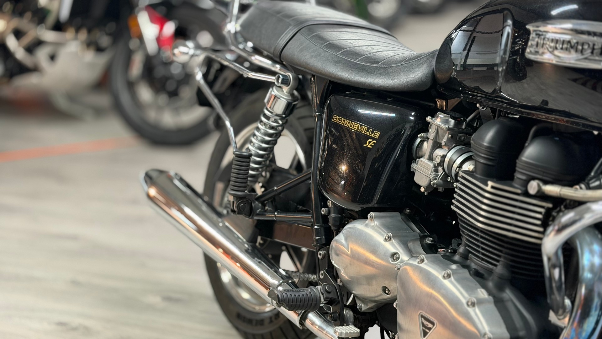 TRIUMPH Bonneville 900 i T 100-image-2