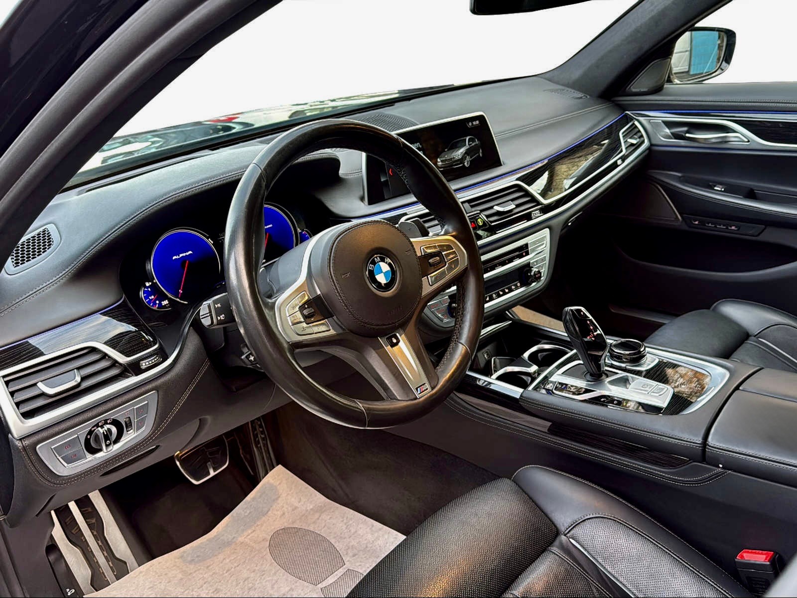 BMW 750Li xDrive Steptronic-showroom-element-1