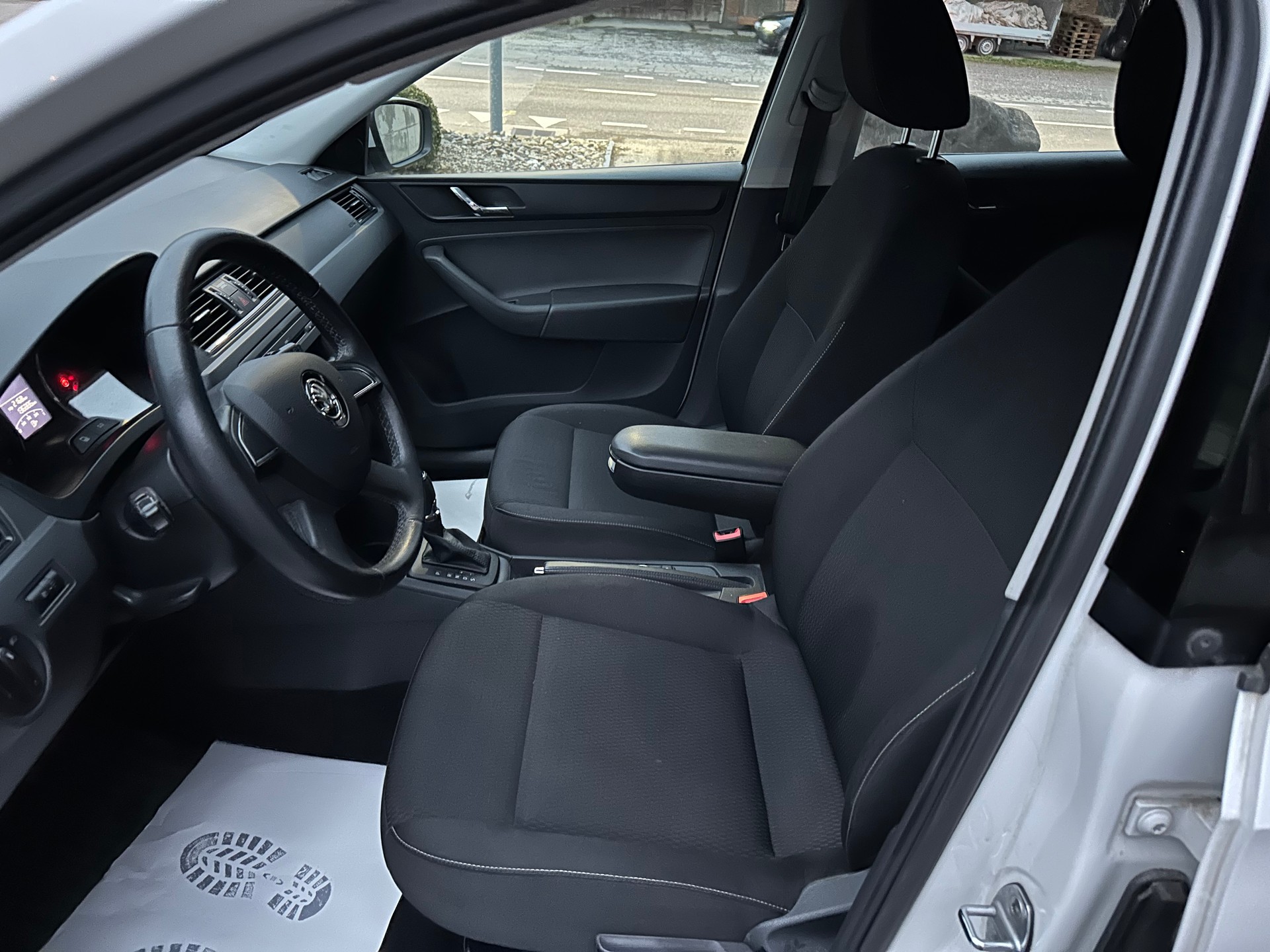 SKODA Rapid 1.4 TSI Elegance DSG-image-9