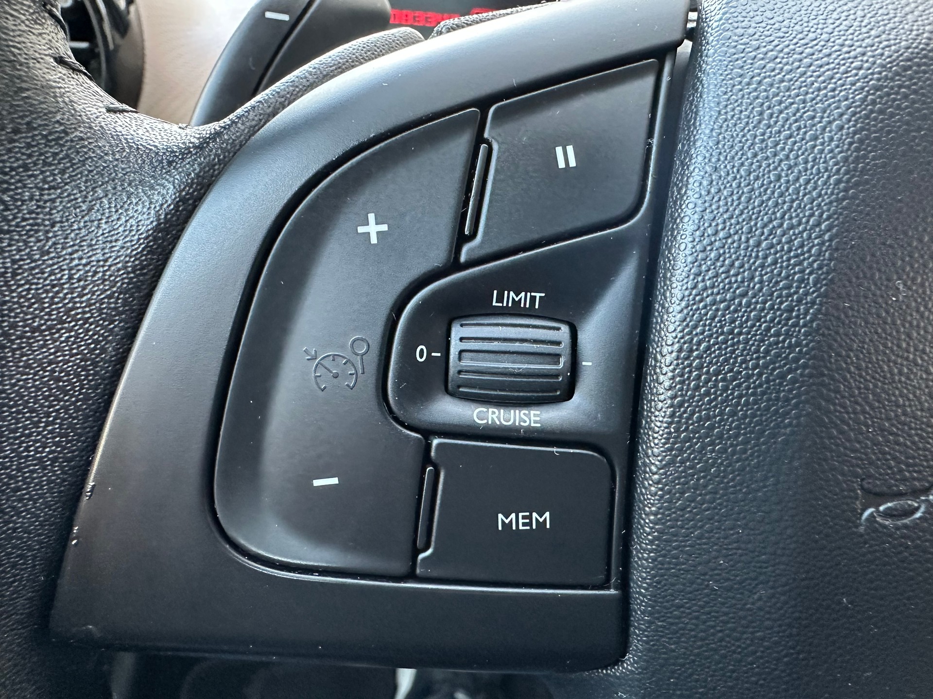 CITROEN C4 Cactus 1.2 e-VTi Shine ETG-image-19