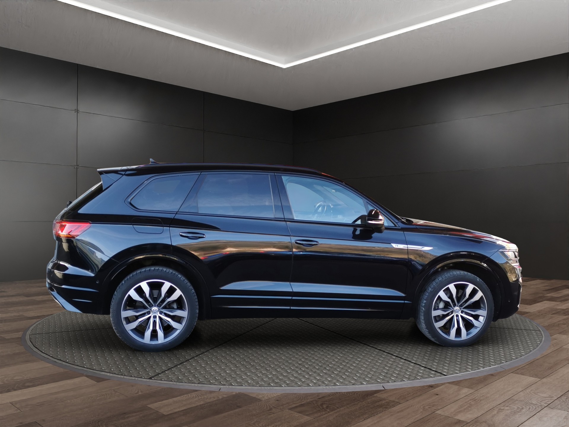 VW Touareg 4.0 V8 TDI R-Line Tiptronic-image-4