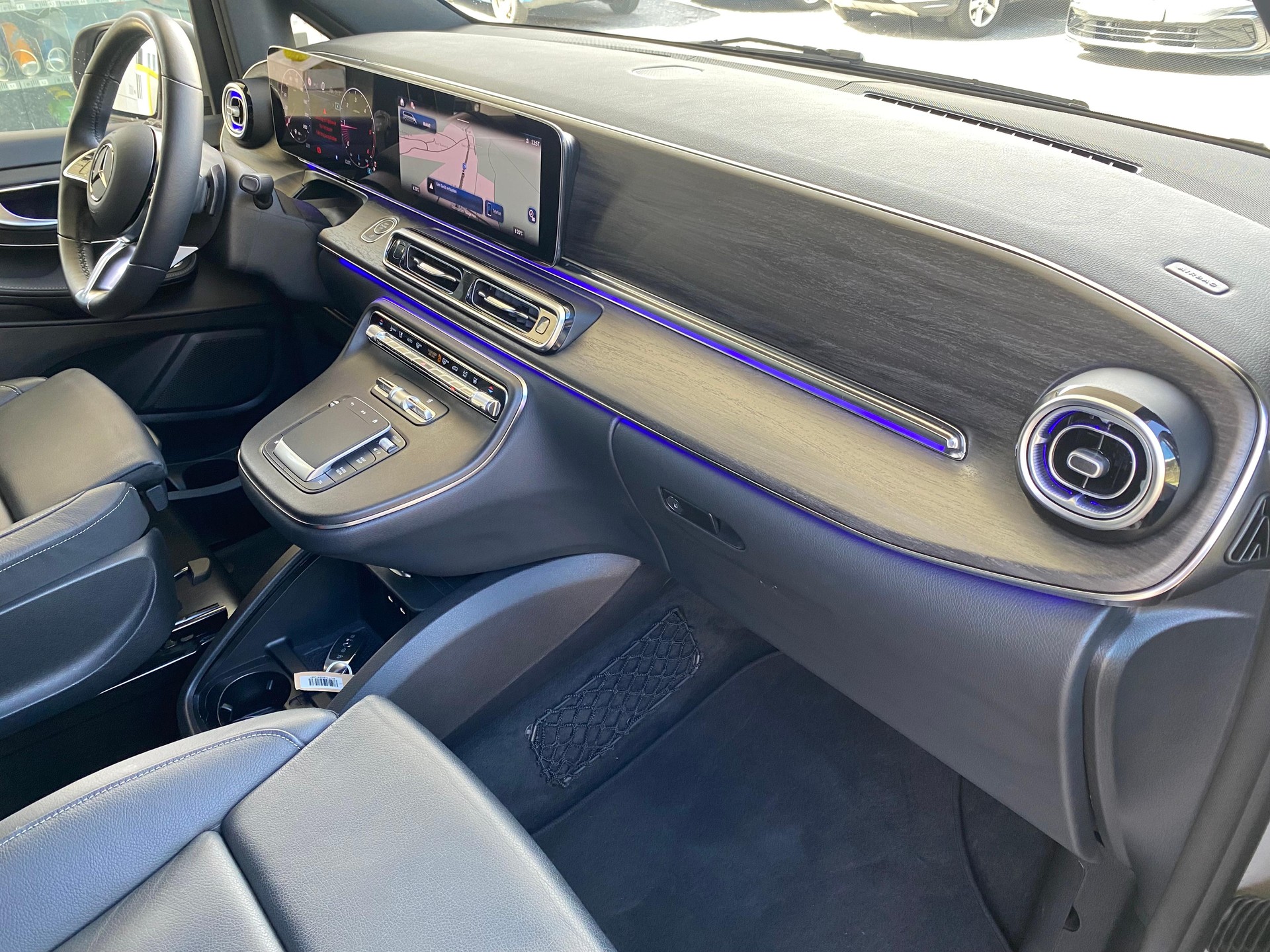 MERCEDES-BENZ V 250 d Avantgarde lang Van 4Matic-image-13
