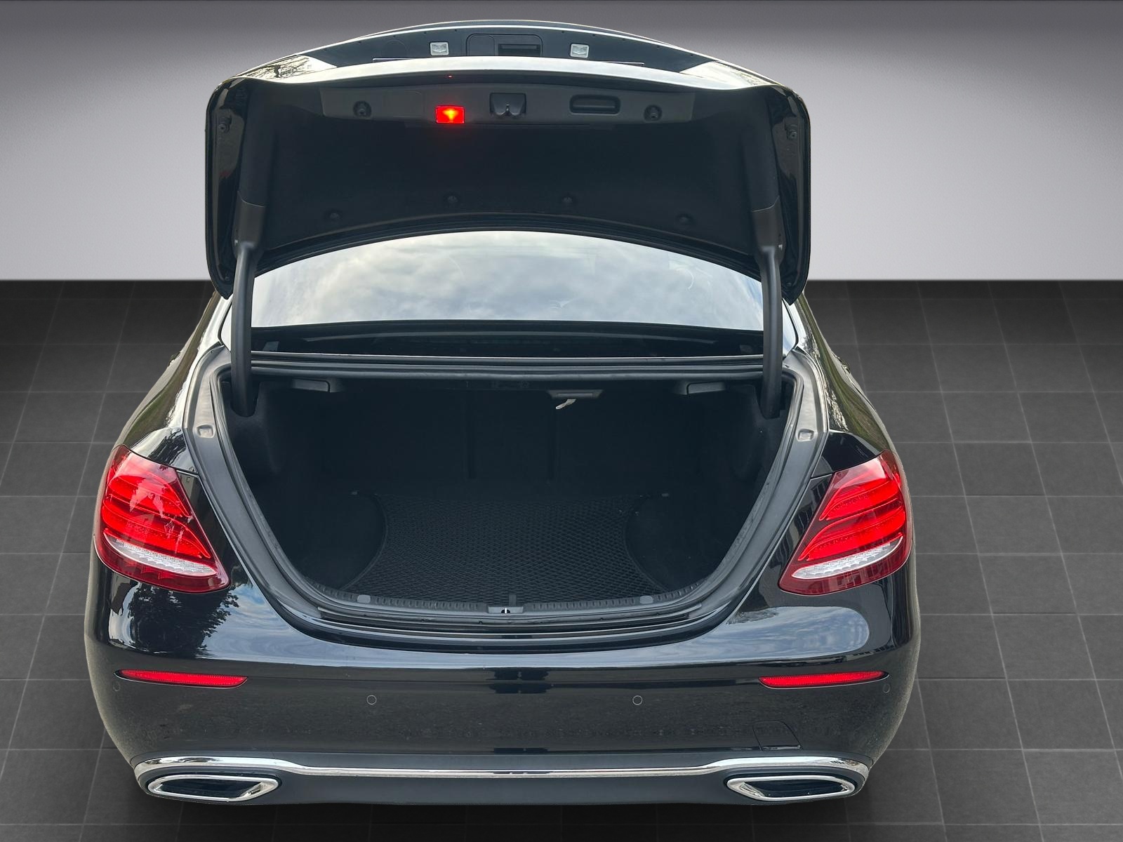 MERCEDES-BENZ E 220 d Avantgarde 9G-Tronic-image-18