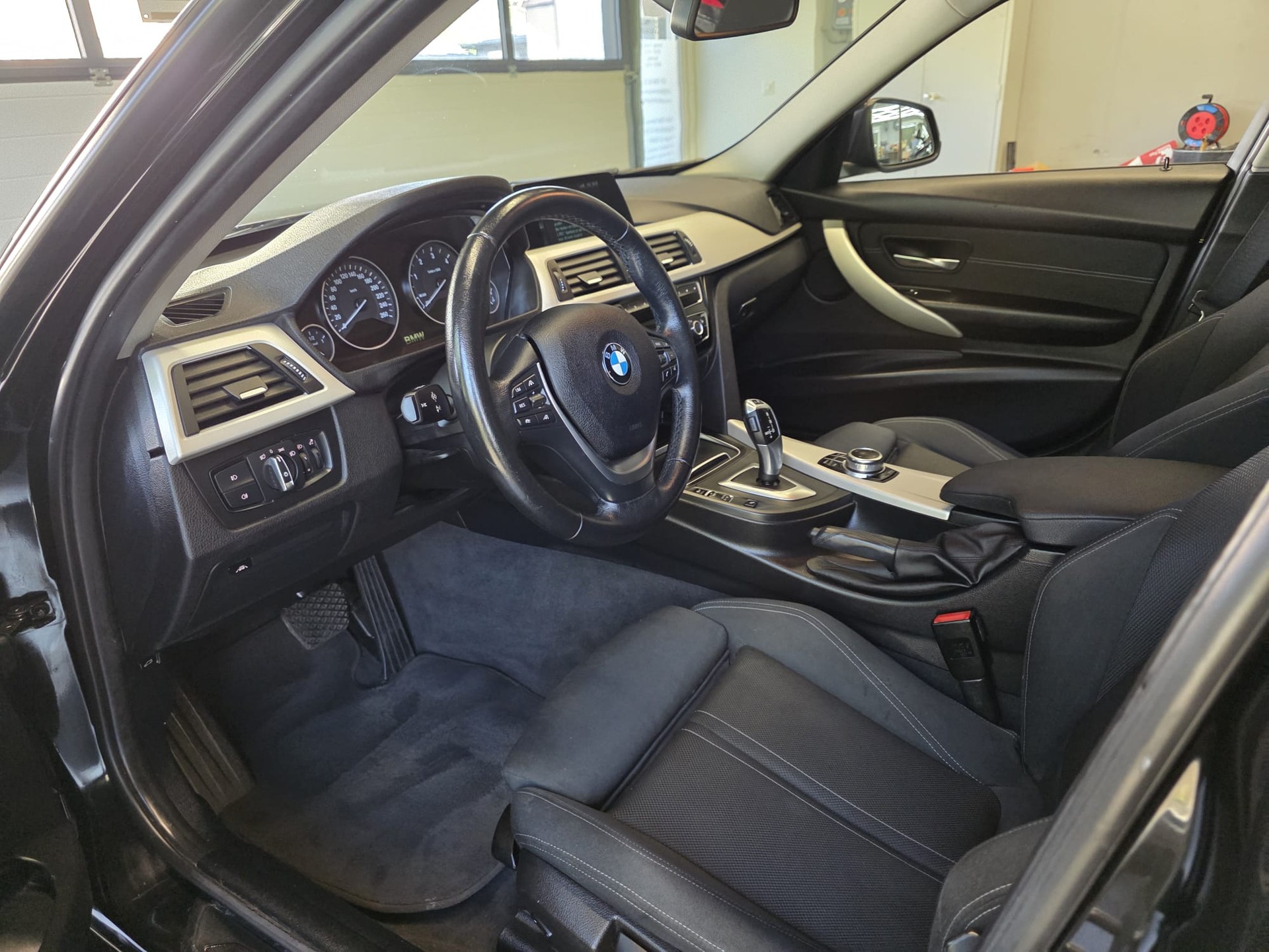 BMW 320d xDrive Touring Edition Luxury Line Steptronic-image-8