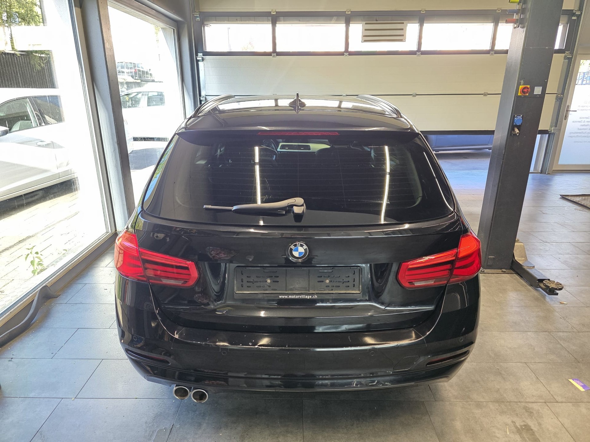 BMW 320d xDrive Touring Edition Luxury Line Steptronic-image-6