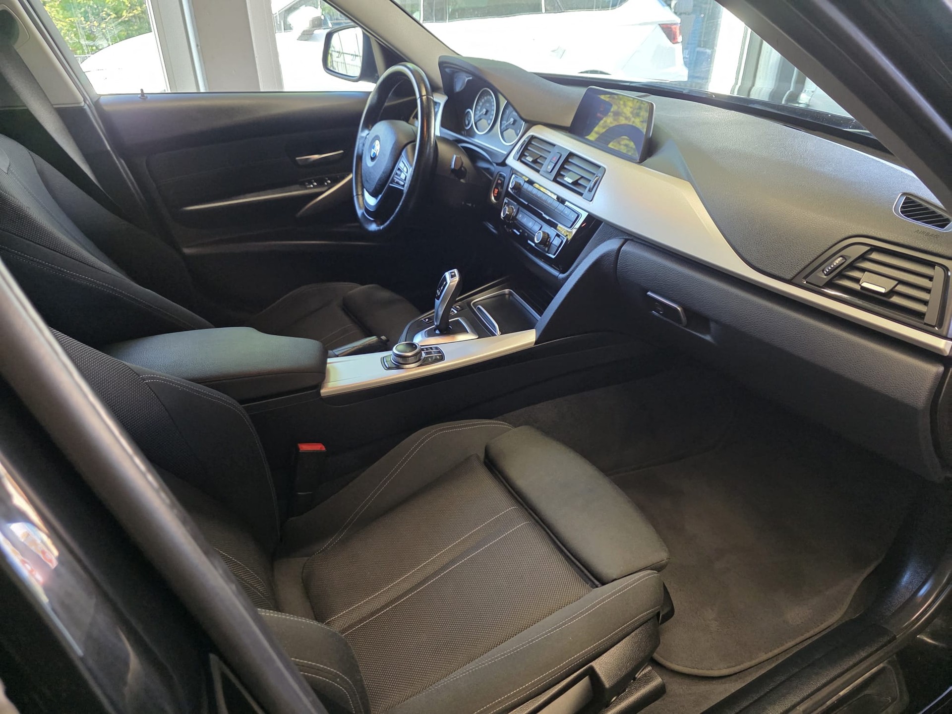 BMW 320d xDrive Touring Edition Luxury Line Steptronic-image-13