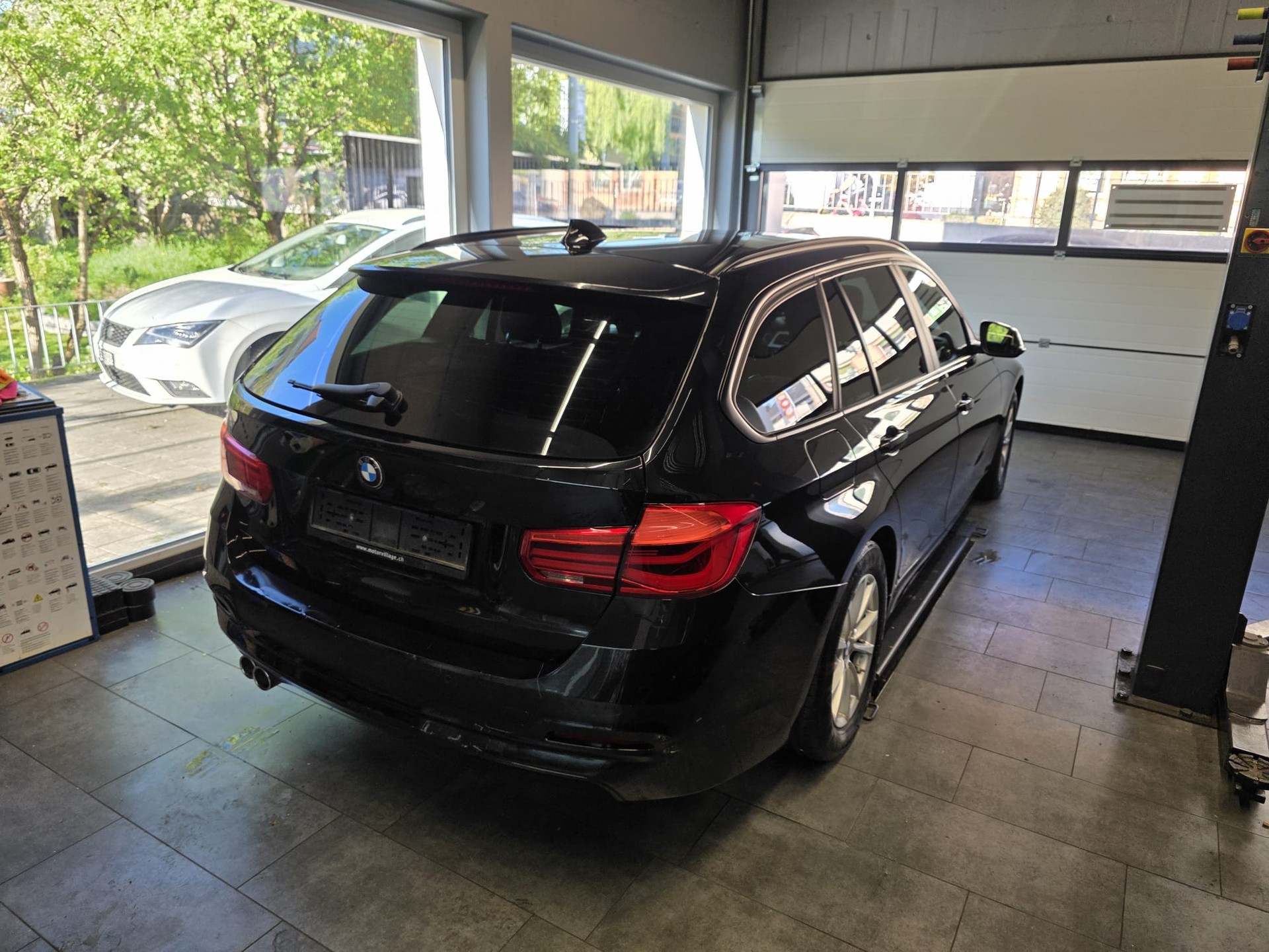 BMW 320d xDrive Touring Edition Luxury Line Steptronic-image-5